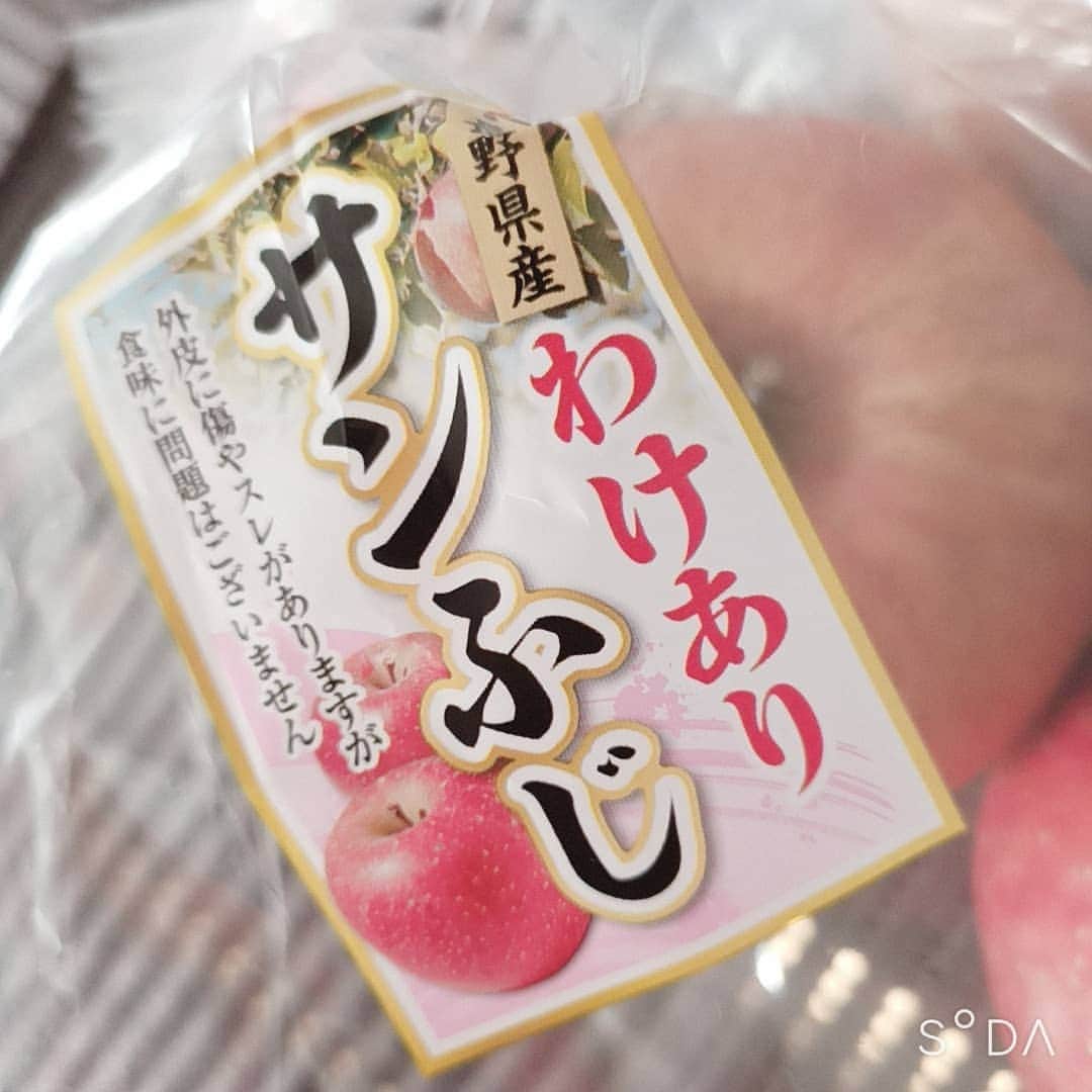 松本隆博のインスタグラム：「。 みなおは！(^^)/ ｢わけあり｣という事で 買った。その中の1つが、、 初めて見たフォルムです… (ﾟДﾟ)ﾉ  何故ミキがこうなったのか、 ある意味本当に、、 わけが知りたい(^-^)/  味はめちゃくちゃ美味い！  ～人生遊歩道～」