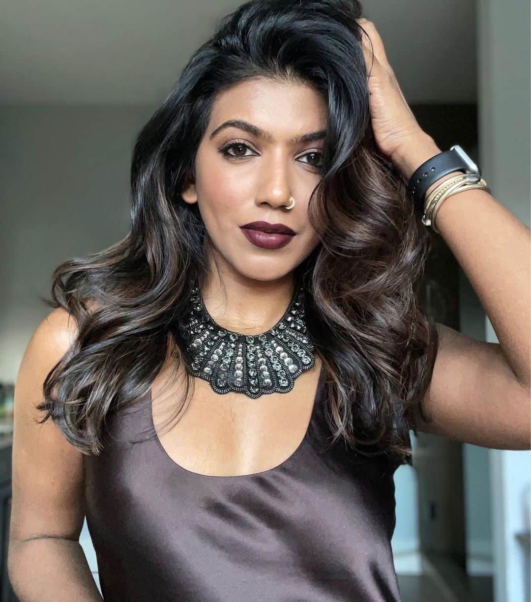 Banana Republic のインスタグラム：「At BR, we salute female trailblazers and pioneers. We love seeing you make a bold statement wearing our Notorious Necklace.  Tap to get yours today and let us know in the comments how you plan to style it.  📸: @queencitytrends, @scoutthecity, @awedbymoni, @chictalkch」