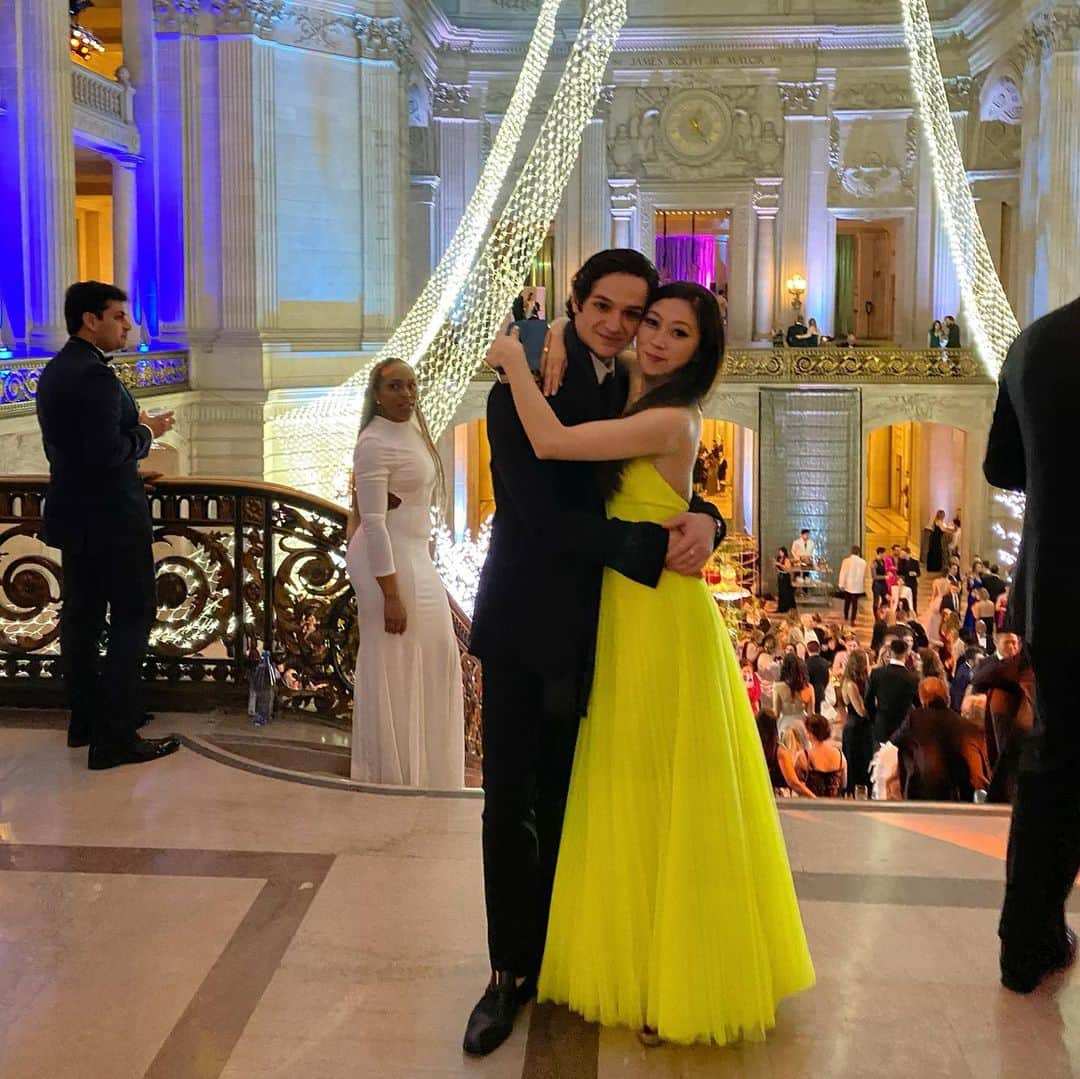 倉永美沙さんのインスタグラム写真 - (倉永美沙Instagram)「A year ago of @sfballet opening night gala’s after party with @_angelogreco_ at my favorite San Francisco City Hall 🩰 Tonight is our leap into the new year Gala! I’m going to dance Coppelia pas tonight but watch myself dance and sit at the virtual dinner at the same time 😆 今日はサンフランシスコバレエのオープニングナイトガラ🌟いつもは踊っているからディナーにはでれませんが、今年はレコーディングなので自分の踊りをお家でみながらバーチャルディナー。新しい時代です。写真は去年より。#ballet #ballerina #ballerinalife #happy #happiness #dance #art #幸せ #バレエ #バレリーナ #work #サンフランシスコ　#sanfrancisco #openingnightgala #sfballet」1月15日 9時08分 - misakuranaga