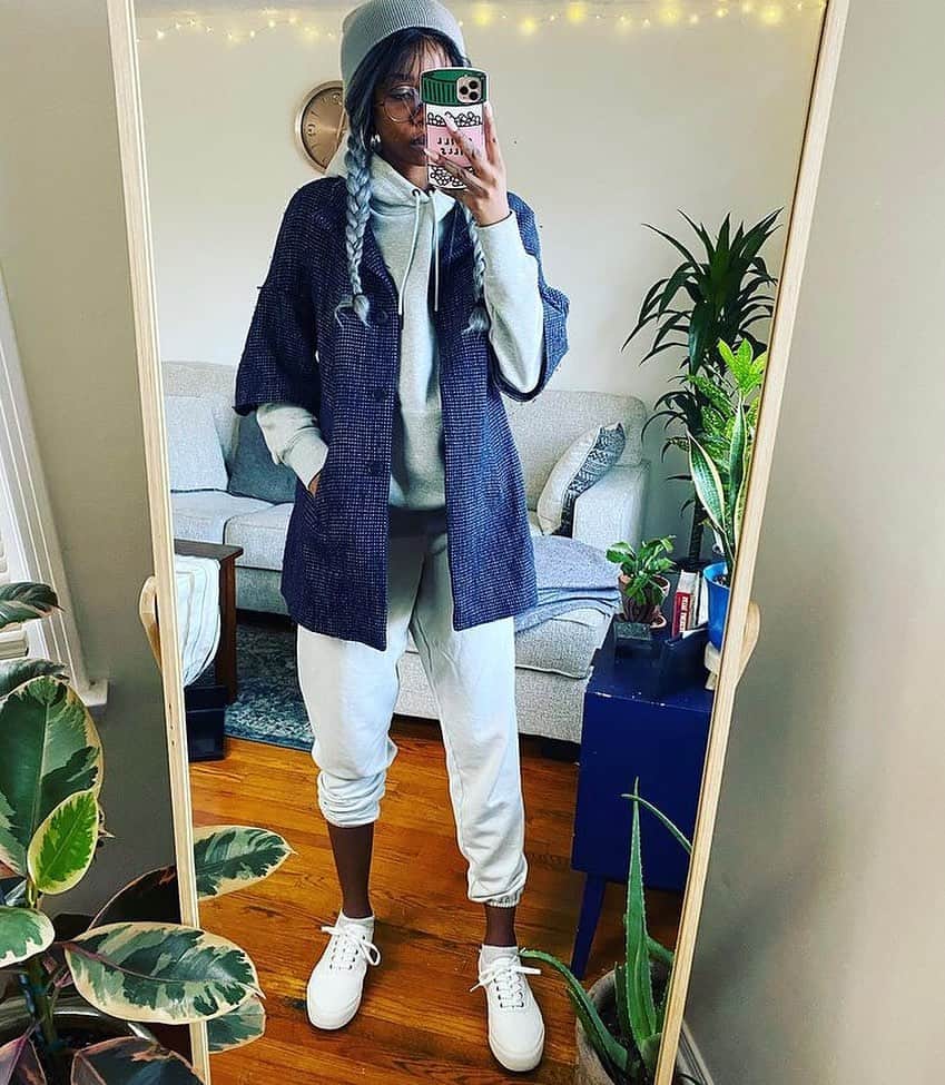 シービーズのインスタグラム：「Our Legend Sneaker Classic. Insanely comfortable, timeless, and best when paired with 🌵🌱.  📷: @la_femme_tee wearing our Legend Sneaker Classic in Bleach.  #showupinseavees」