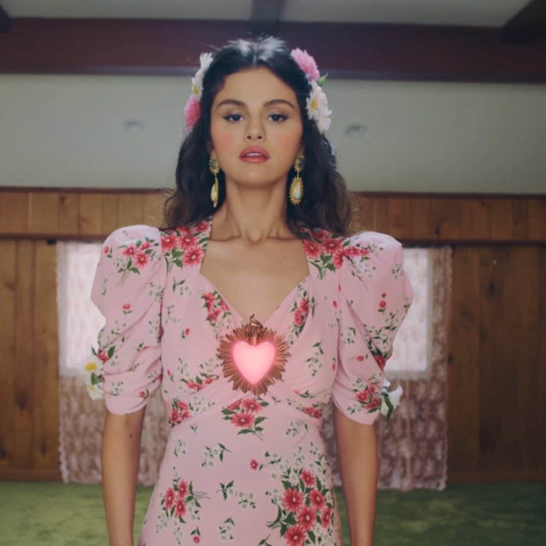 Vevoさんのインスタグラム写真 - (VevoInstagram)「@SelenaGomez' first single in Spanish is here ❤️ Watch "De Una Vez" now! Produced by @tainy and his @neon16 team ⭐️ ⠀⠀⠀⠀⠀⠀⠀⠀⠀ ▶️[Link in bio] #DeUnaVez #SelenaGomez」1月15日 9時24分 - vevo