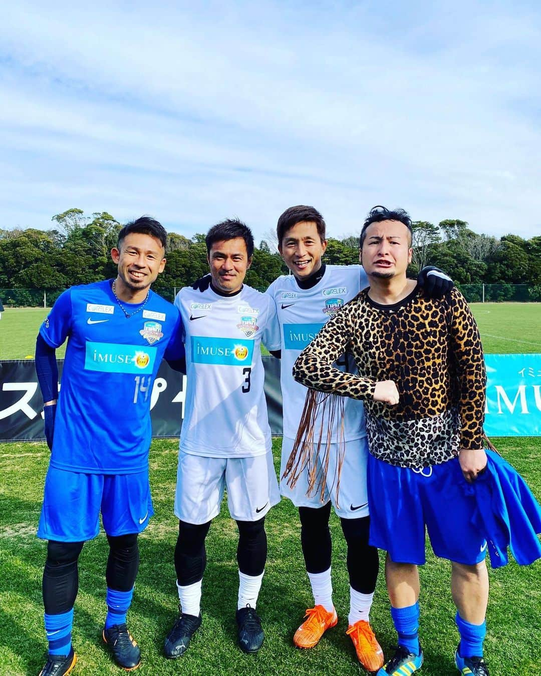 石山大輔のインスタグラム：「【イミューズやべっちCUP2020】  夢のメンバーとサッカーしてきました！！  福西さん、山瀬さん、駒野さんと愛媛4ショットです。  福西さんは実は愛媛出身！　愛媛FC、FC今治で愛媛を盛り上げてくれているお二人とです。  ブラジルでサッカーしてるときに、そこのサッカー部の監督が『コウジヤマセは教えてたよ。』 という話があって、いつかその話をしたいと思ってたんですね。  そしたら、山瀬さんブラジルにいったのは10代の時でその時の先生だと。 ブラジルの話がやっと完結した気がしました！  さらに、チームは矢部さんと佐藤寿人さんがFWで平山相太さんがさらにいて、中盤に名波さん、そして、DFで中田浩二さんと僕がセンターバックでした！  え、もう日本代表やん！！　現役の時はこんな感じでパス回しやってビルドアップしてたんか。  中田浩二さんのカバーリングへの指示も細かく、  『少しだけ詰めて！　あと2mいって』  こんな細かく指示して教えてくれるんやって事と、　  名波さんの　『オシャレなパスだねぇ〜！！』  いただきました！！　こんなにオシャレって言われて嬉しいことない！（笑） 後半に、福西さんが少しスピードあげてドリブルし出したときに、これを90分やられたらヤバ過ぎると思いました。  やっぱり日本を代表する選手たちは凄いです。本気でサッカーやってたからこそ分かる。リスペクト！  芸人チームは河本さんの仕切りもあったし、尾形さんのダイナミックお笑いもあると思います。　とにかく、芸人がめちゃくちゃ出てる！　観れる方はぜひ！  ■やべっちが佐藤寿人、平山相太など歴代Jリーガーや、カジサック、パンサー尾形ら人気芸人とサッカーで対決。笑いあり感動ありの豪華スターたちの競演を見逃すな!  ▼DAZNで2/11まで視聴可能 ※1ヶ月無料体験あり dazn.com/ja-JP/home/Art…  #やべっちcup #日本代表サッカー  #もう黄金の中盤やん #サッカー芸人 #サッカーやっててよかった #バンビーノ #ニーブラ不発 #ソーシャルディスタンスで無理」