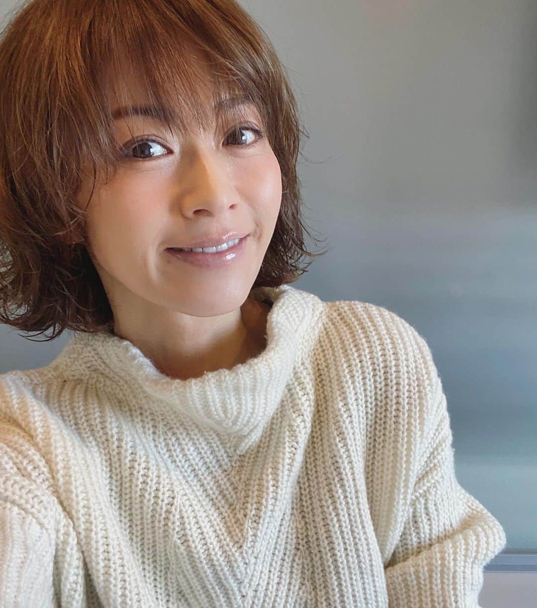 畑野ひろ子のインスタグラム：「最近は、　@narsissist のファーミングセラムでファンデーションを塗り、　チークに　@threecosmetics の07番が定番に。」