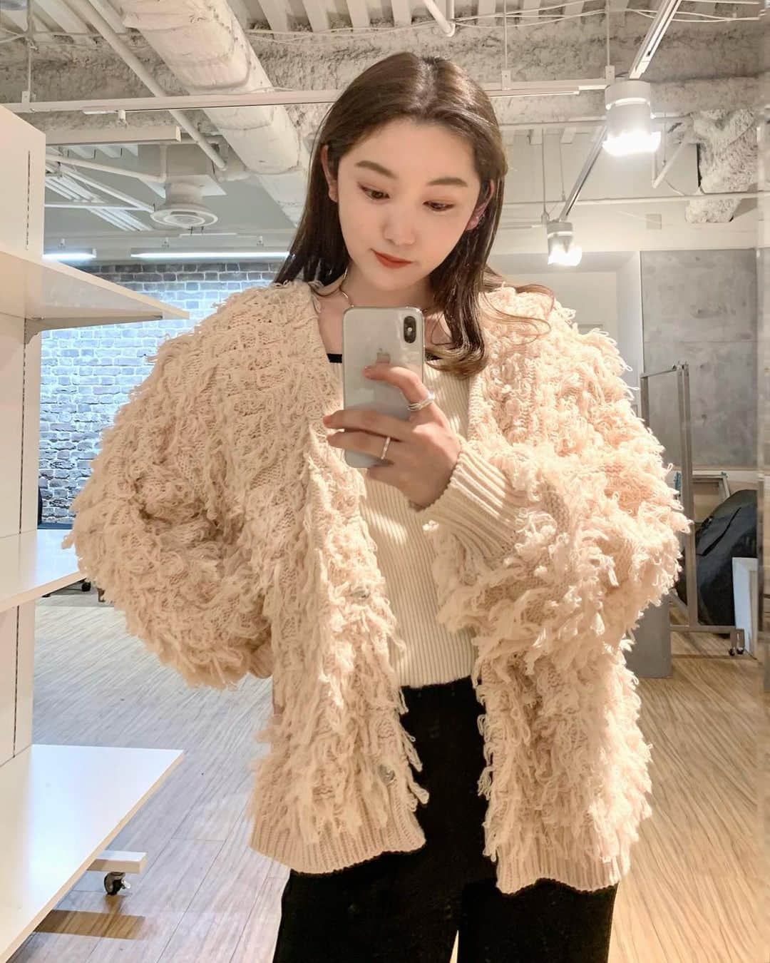 mina hinokuchiのインスタグラム：「. 待ってたこの子🧶 春アウターにも出来そうなループ編みのカーディガン。 . このループ感を出すのに、 何度も修正してもらったので、その分愛着が湧きます♪♪ なんと袖を取り外してベストにも◎ またベストのコーデも載せます。  #whoswhochico #salonbychico #フーズフーチコ #フリンジニット #フリンジカーディガン　#店頭には昨日から入荷してます♪」
