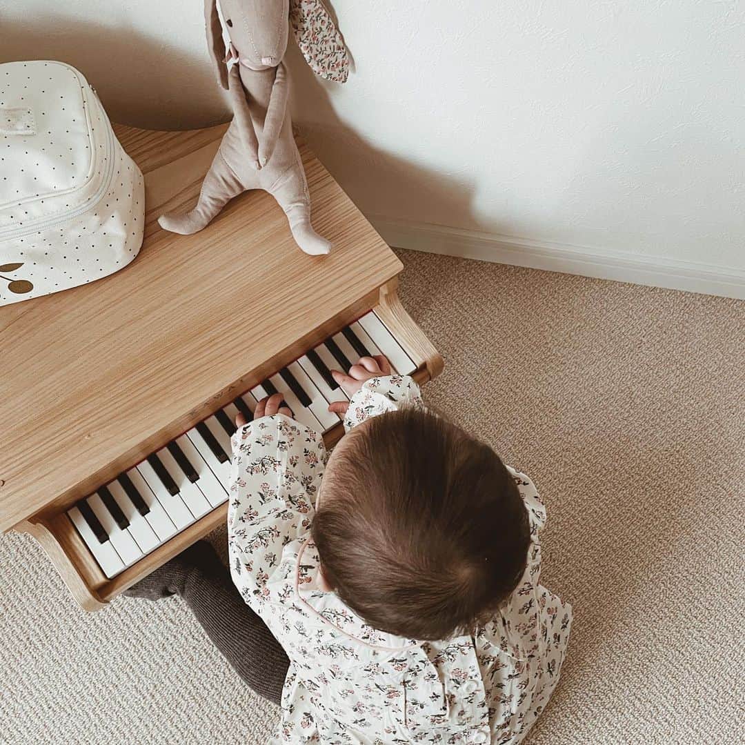yuiのインスタグラム：「🎹♪ 丸襟に花柄そしてさりげないpinkと、女の子らしさの詰まったアイテム🎀 ブラウス丈が長めなので、月齢によってはチュニックやワンピっぽくも着れるし、タイツにインしてもごわごわしないのも嬉しい♡ サスペンダータイツの赤ちゃんならではのシルエットもたまらないよね🤤  ☑︎round collar flower pattern blouse ☑︎suspender tights ☑︎rabbit doll little ver.  Jan 15 fri 22:00- new arrival @select_rikota」