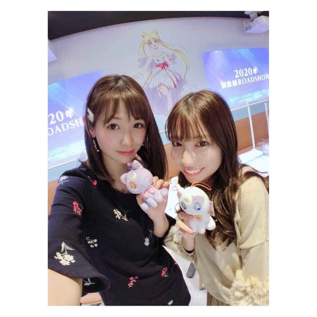 小河結香のインスタグラム：「セーラームーンカフェ🌙💕 しほちゃん誘ってヲタ活🥰 最近セーラームーンの再熱が凄いの❣️ もう全てが可愛いの渋滞💨 推しのルナとアルテミスのぬい持参🐱 アクキーコンプ狙ってるの✋ うさぎちゃんなかなか手に入らないから 出るまで通います🔥 ヲタクは黙って経済回します💫 しほちゃん次のヲタ活も宜しくね😍 #セラムンカフェ #セーラームーンカフェ #ボックスカフェ #boxcafe #ラシック #コラボカフェ #ヲタ活 #推し事 #アニヲタ #ゆんのヲタ活記録」