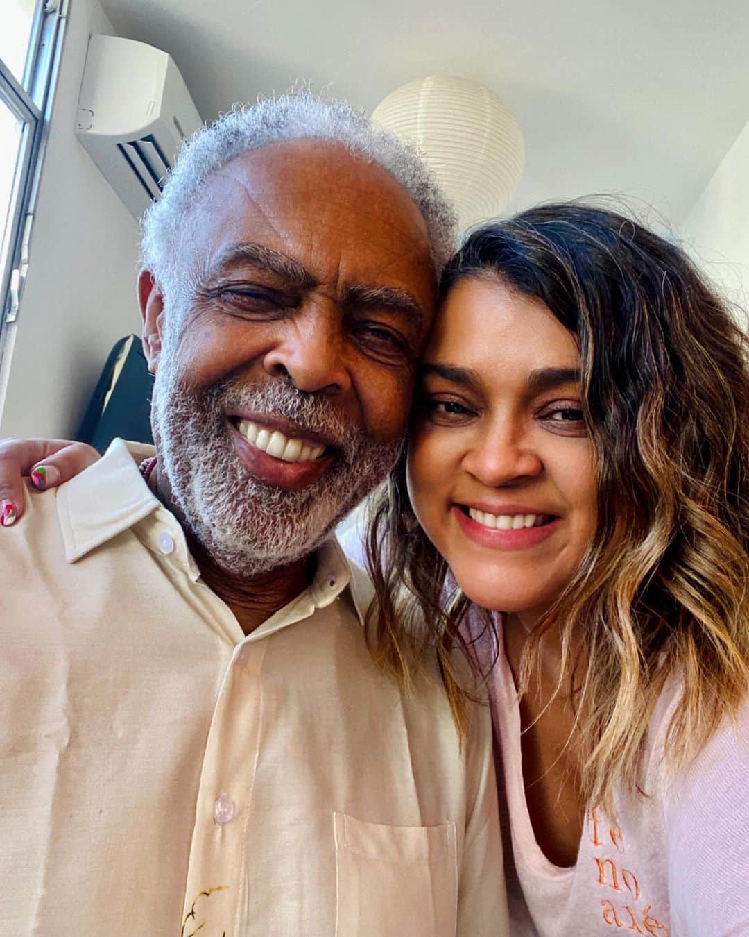 Preta Gilのインスタグラム：「Aí como eu tô amando ele de barba !!! Meu Rei meu amor meu pai @gilbertogil !!! #familiagil」