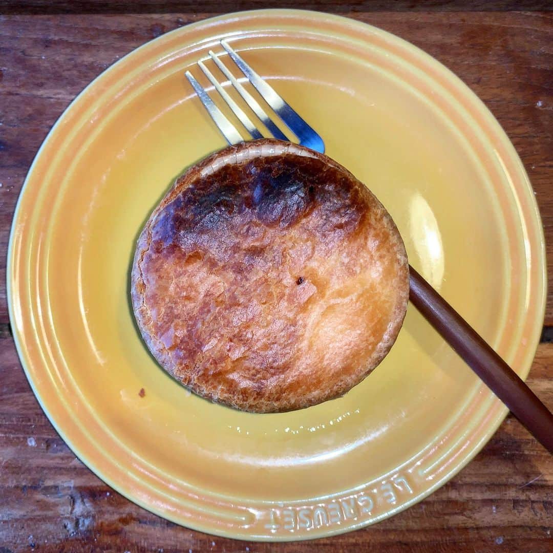 池内万作のインスタグラム：「朝ごはんにシーフードのパイを。 サクッと美味しい♪ ありがとう〜！ #イケウチ家の食卓」