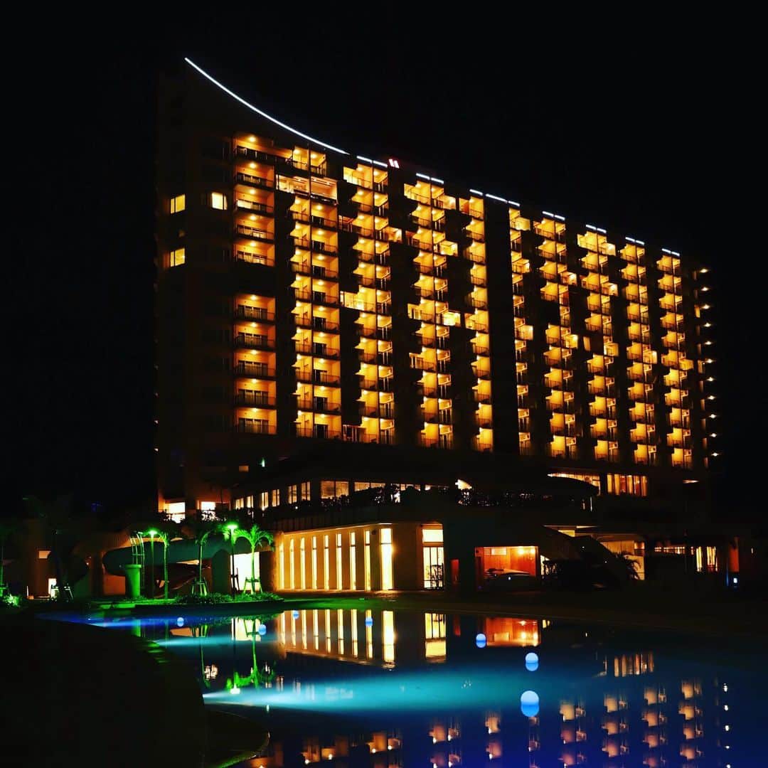 Okinawa Marriott Resort & Spa 【公式】さんのインスタグラム写真 - (Okinawa Marriott Resort & Spa 【公式】Instagram)「.  新型コロナウイルスでたたかう医療従事者へ感謝（ブルー）と、コロナ禍での地元事業者&商店にエール（グリーン）。２つの想いを光とカクテルに込めて。 オキナワ マリオット リゾート & スパはナゴブルーグリーンプロジェクトに参画しています。 #ナゴブルーグリーンプロジェクト  #ナゴブルー  #ナゴグリーン  #marriottasiafb  #オキナワマリオット  #okinawamarriott」1月15日 9時37分 - okinawa.oriental.hotel