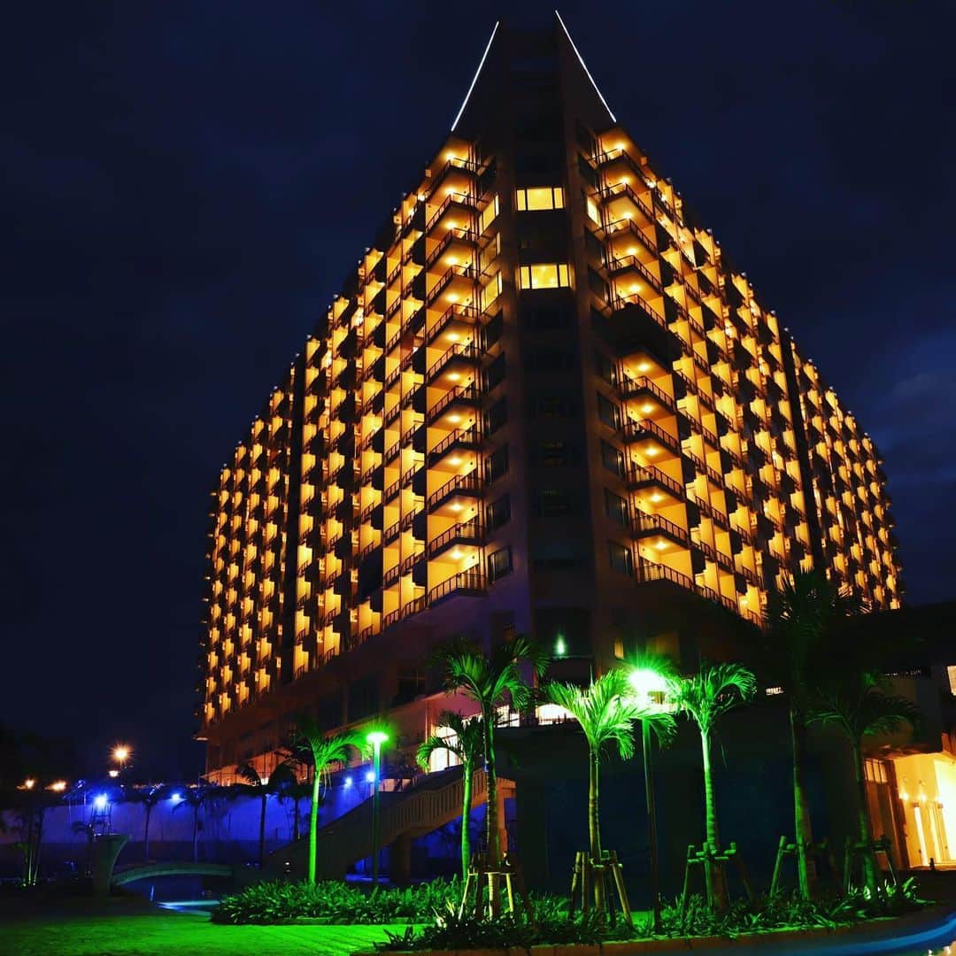 Okinawa Marriott Resort & Spa 【公式】のインスタグラム：「.  新型コロナウイルスでたたかう医療従事者へ感謝（ブルー）と、コロナ禍での地元事業者&商店にエール（グリーン）。２つの想いを光とカクテルに込めて。 オキナワ マリオット リゾート & スパはナゴブルーグリーンプロジェクトに参画しています。 #ナゴブルーグリーンプロジェクト  #ナゴブルー  #ナゴグリーン  #marriottasiafb  #オキナワマリオット  #okinawamarriott」
