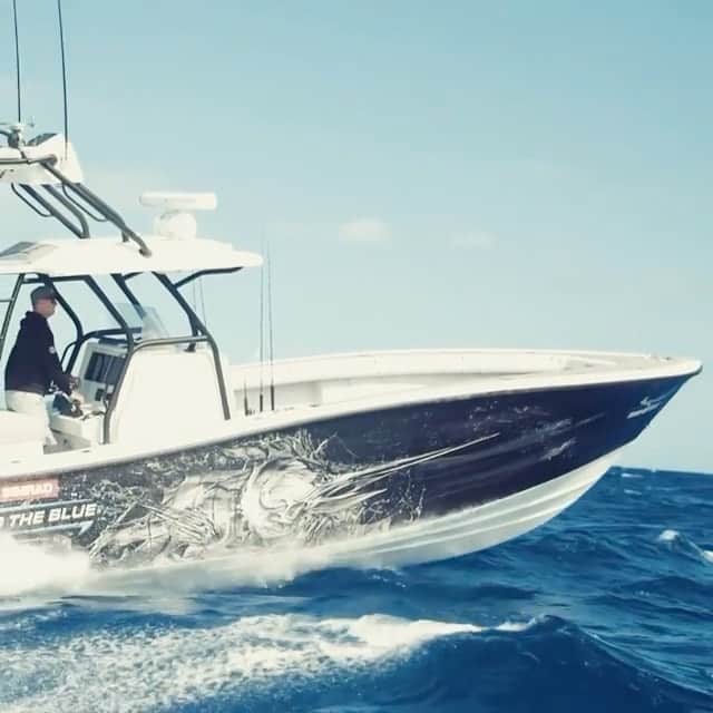 シマノ｜Fishingのインスタグラム：「A steadfast commitment to a quick arrival. What would you guess the top speed of the @intothebluetv center console is?  #FishShimano #OffshoreFishing #CenterConsole #Sailfish #TunaFishing 🎥: @mm90films」