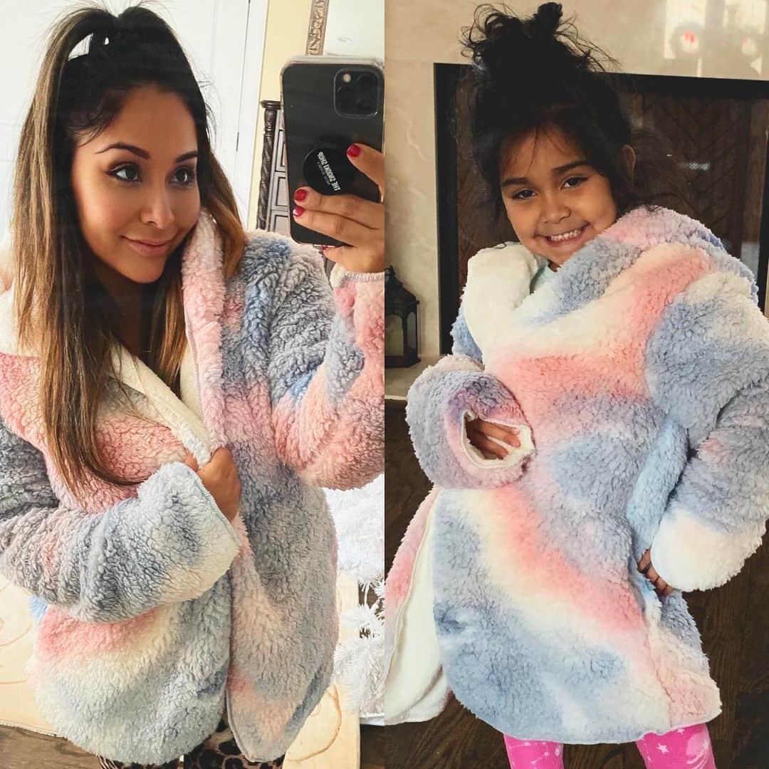 ニコール・ ポリッツィのインスタグラム：「Who wore it better?! 👸🏽👸🏽 @sissygiovanna  (Tie Dye Coat ➡️ @thesnookishop )」