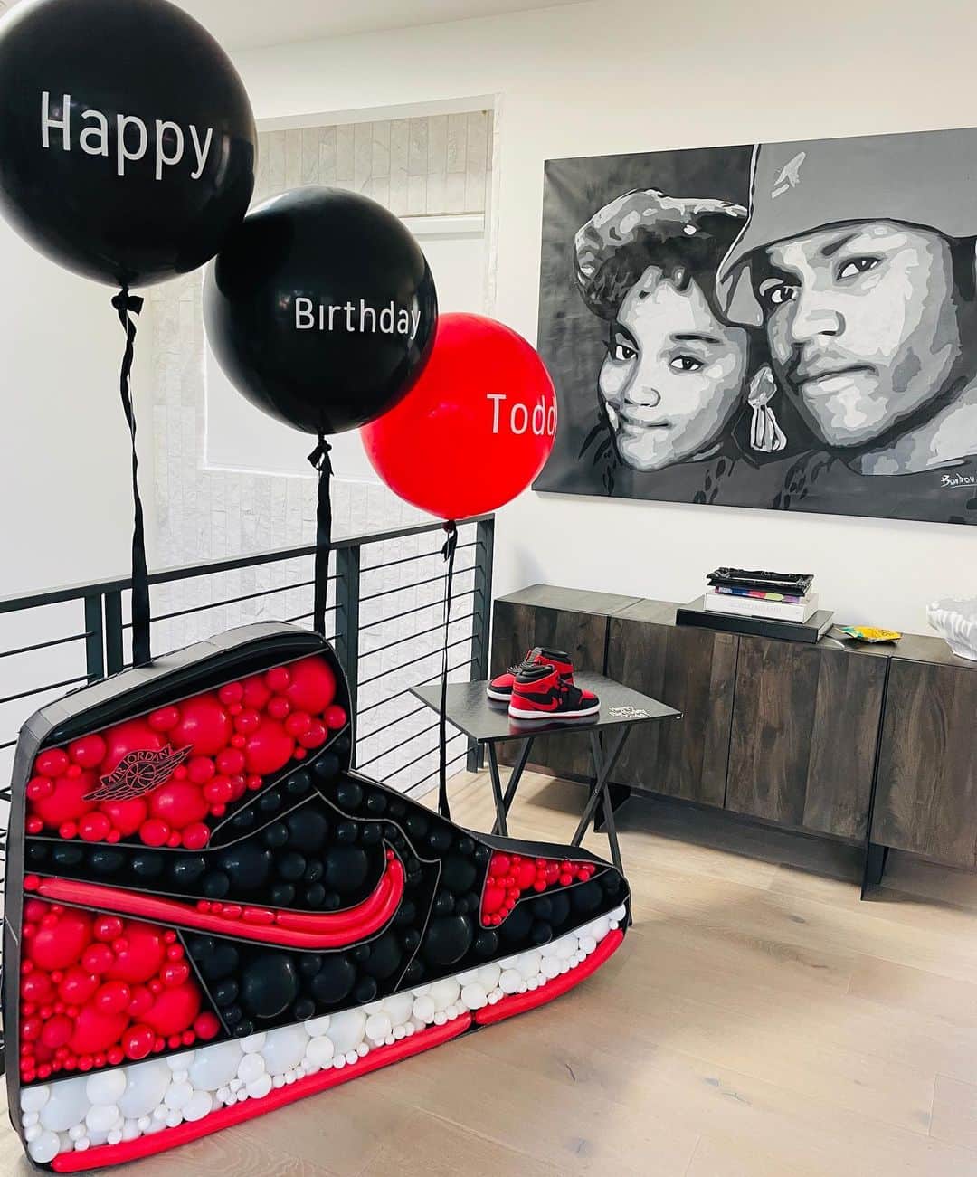 LL・クール・Jのインスタグラム：「HBD from~ @sislovespurple via @msshanellsmith of Shanelljmanagement   @by_rindear  Sneaker Balloon Design   @sugar_crystals_ncrafts_  Custom Sneaker  Cake  @auntiesumonescobbler  Peach Cobbler  ✊🏾🎁」