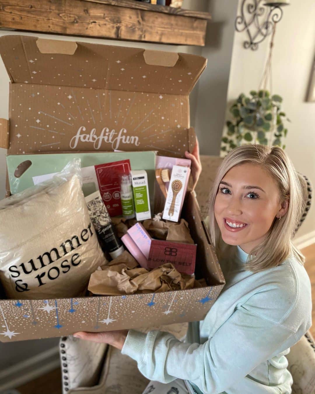 Maddie & Taeさんのインスタグラム写真 - (Maddie & TaeInstagram)「It's #FabFitFun winter box time! #FabFitFunPartner. We are loving all these goodies! Use our code MT10 to get $10 off your FIRST box at fabfitfun.com」1月15日 1時00分 - maddieandtae
