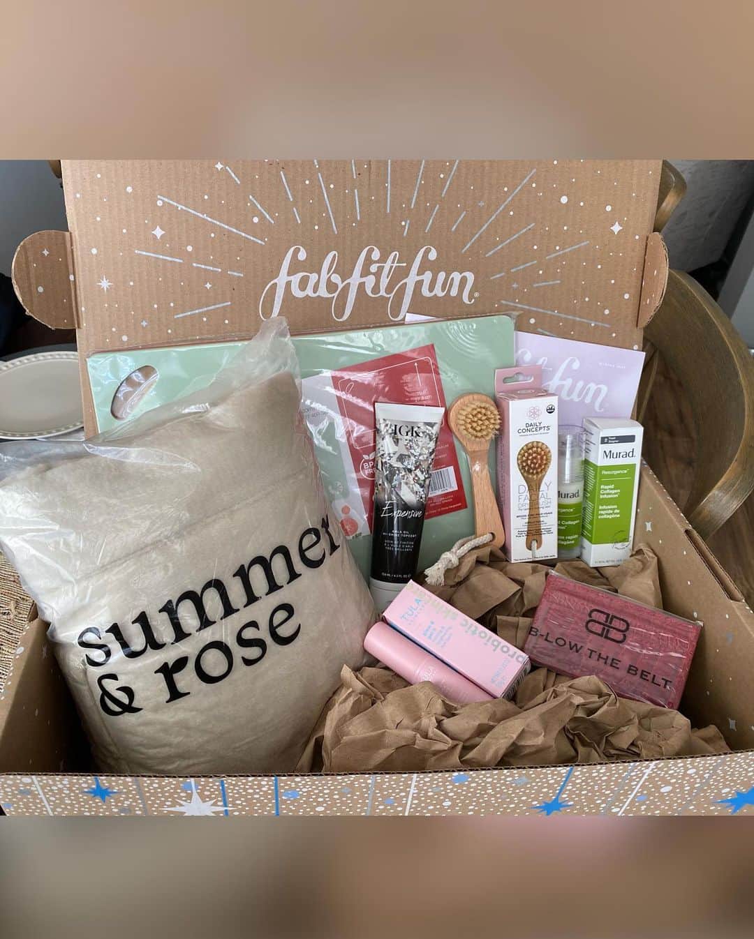 Maddie & Taeさんのインスタグラム写真 - (Maddie & TaeInstagram)「It's #FabFitFun winter box time! #FabFitFunPartner. We are loving all these goodies! Use our code MT10 to get $10 off your FIRST box at fabfitfun.com」1月15日 1時00分 - maddieandtae