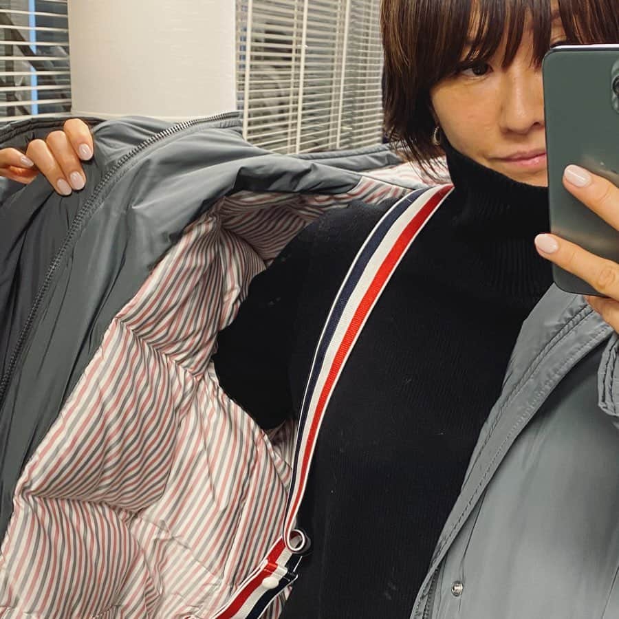 風間ゆみえのインスタグラム：「❤️🤍💙 Bench coat  overcoat / @thombrownejp  @thombrowne」