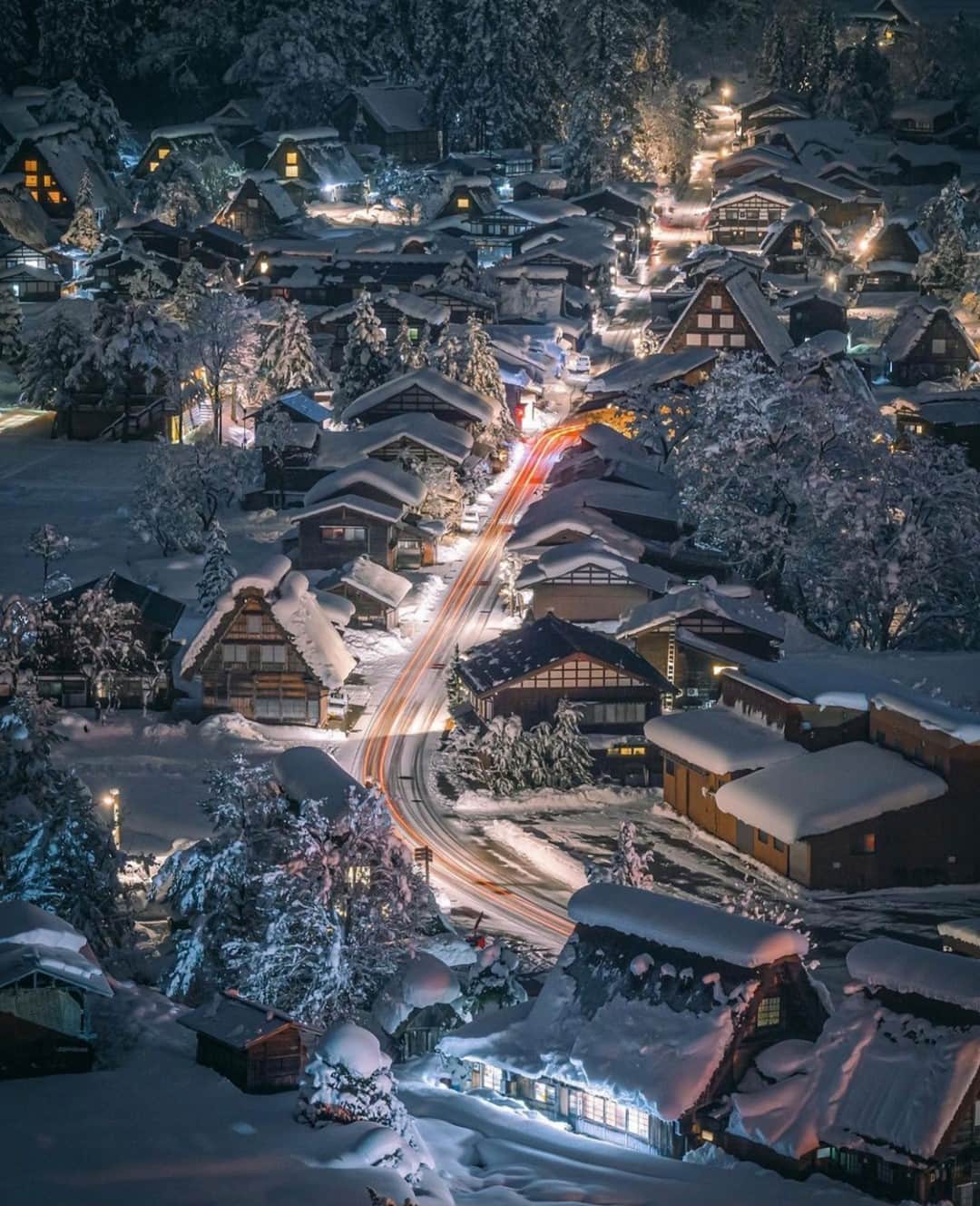 Earth Picsさんのインスタグラム写真 - (Earth PicsInstagram)「The village of Shirakawa in Gifu, Japan 🇯🇵 It is famous for its traditional gassho-zukuri farmhouses, some of which are more than 250 years old! 📸 @ag.lr.88」1月15日 1時00分 - earthpix