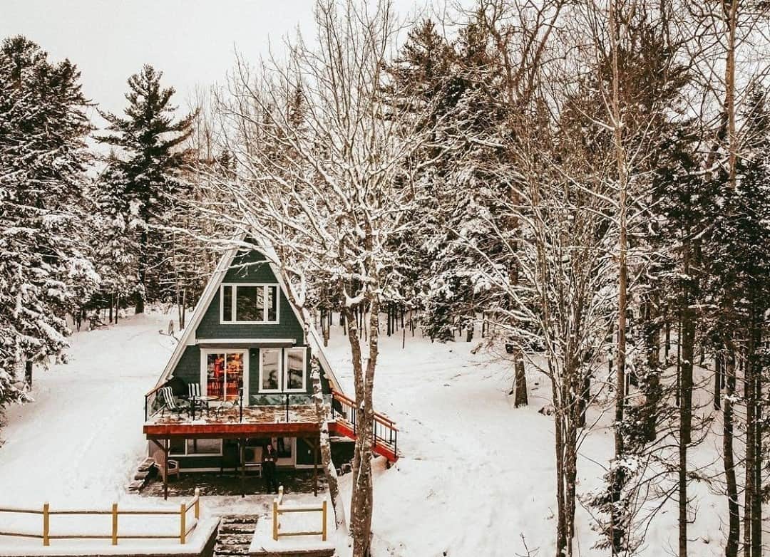 Explore Canadaのインスタグラム：「Cozy little cabins, tucked in between trees and snowflakes. 🌲❄ #ExploreCanada #CanadaNice⁠ ⁠ *Know before you go! Check the most up-to-date travel restrictions and border closures before planning your trip and if you're travelling in Canada, download the COVID Alert app to your mobile device.*⁠ ⁠ 📷: @sharliefaye⁠ 📍: @destinationnb⁠ ⁠ #ExploreNB⁠」