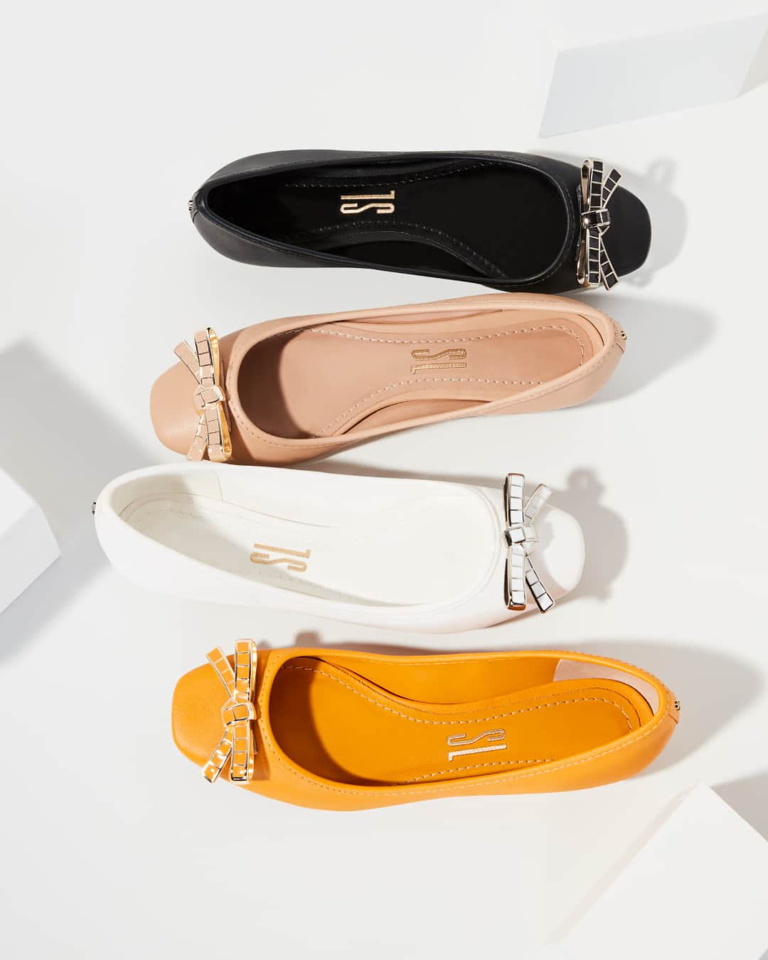 Santa Lollaのインスタグラム：「Quatro cores lindas em uma ballet flat que vai com  T U D O. E que inclusive está na LIQUIDA. É ou não é para se apaixonar e fisgar o seu par perfeito de uma vez? [ DE: R$129,90 POR: R$99,90 ] #liquidaSL #santalollaverao21 #balletflats ⠀ *Liquidação não cumulativa com outros descontos, válida nas lojas físicas e online para produtos selecionados do Verão 2021. Clique no link da bio e consulte na sua loja de preferência a participação nesta promoção e a disponibilidade de estoque.」