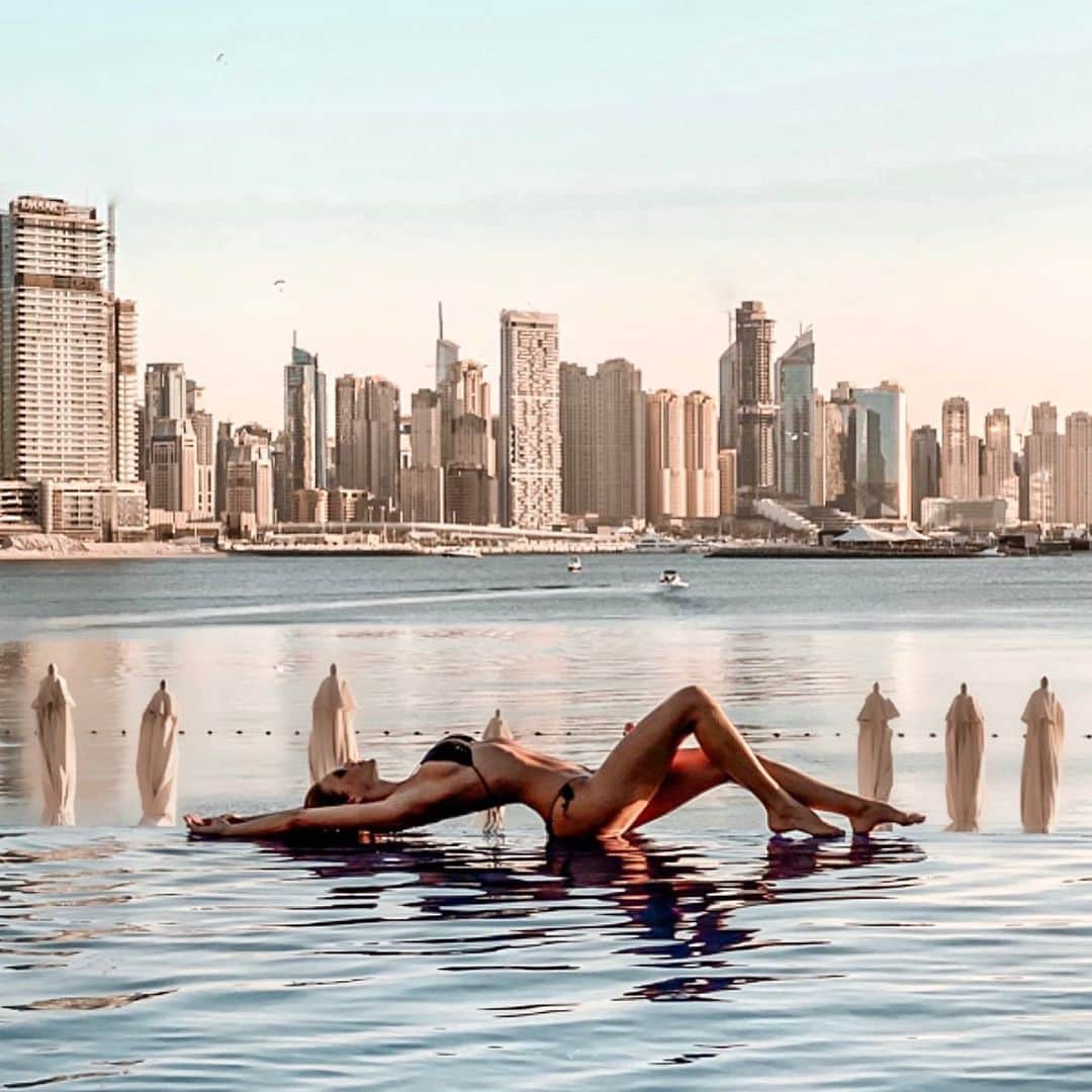 のインスタグラム：「✨ ~𝘋𝘳𝘦𝘢𝘮  ~𝘓𝘪𝘷𝘦  ~𝘈𝘤𝘩𝘪𝘦𝘷𝘦   🙏💙 #chill #magicsunset #mydubai #enjoythemoment #andreaveresovamodel #vereskalifestyle #zivotpodleandrey #andreaveresovaofficial」