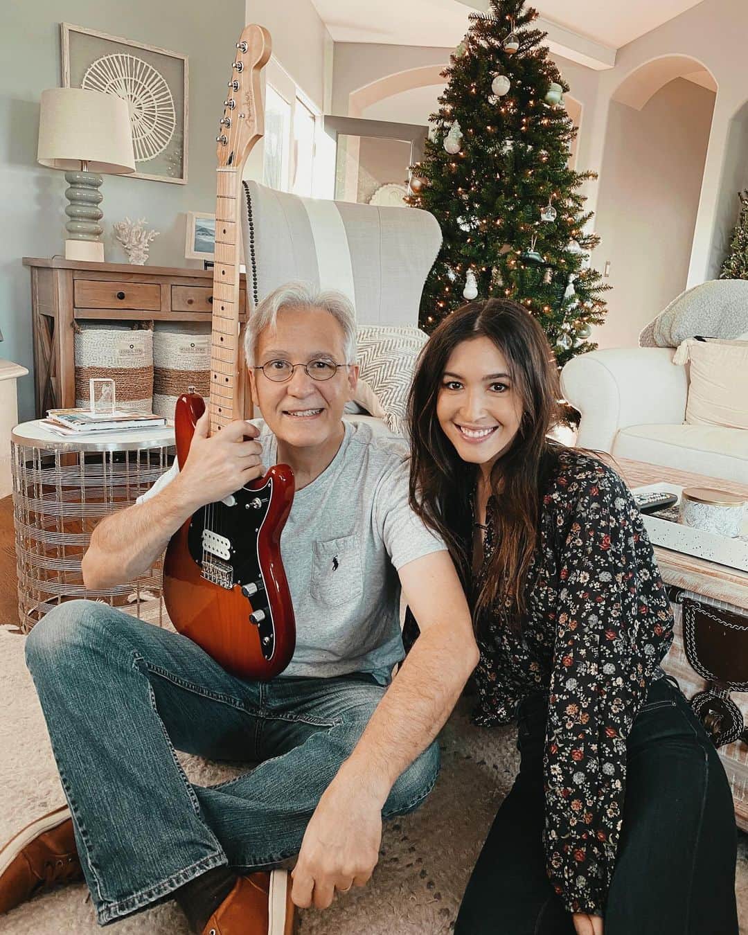ケイト・ボイージェルのインスタグラム：「Happy happy birthday to my absolute rockstar (in more ways than one) of a dad! 🎸 Thanks for always been my biggest inspiration 🎵🎶 I love you so much!! ❤️」