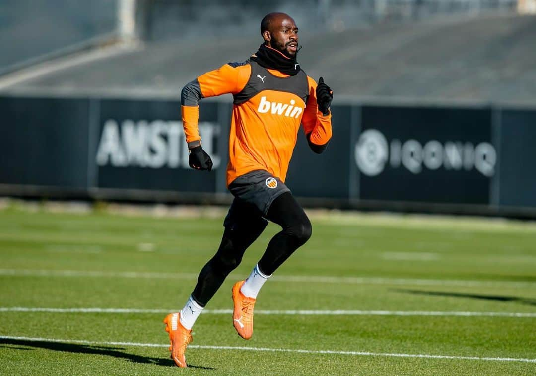 エリアカン・マンガラのインスタグラム：「Focus on #CopaDelRey 🦇   #training #copa #preparation #valencia #vcf #amunt #M4NG4L4」