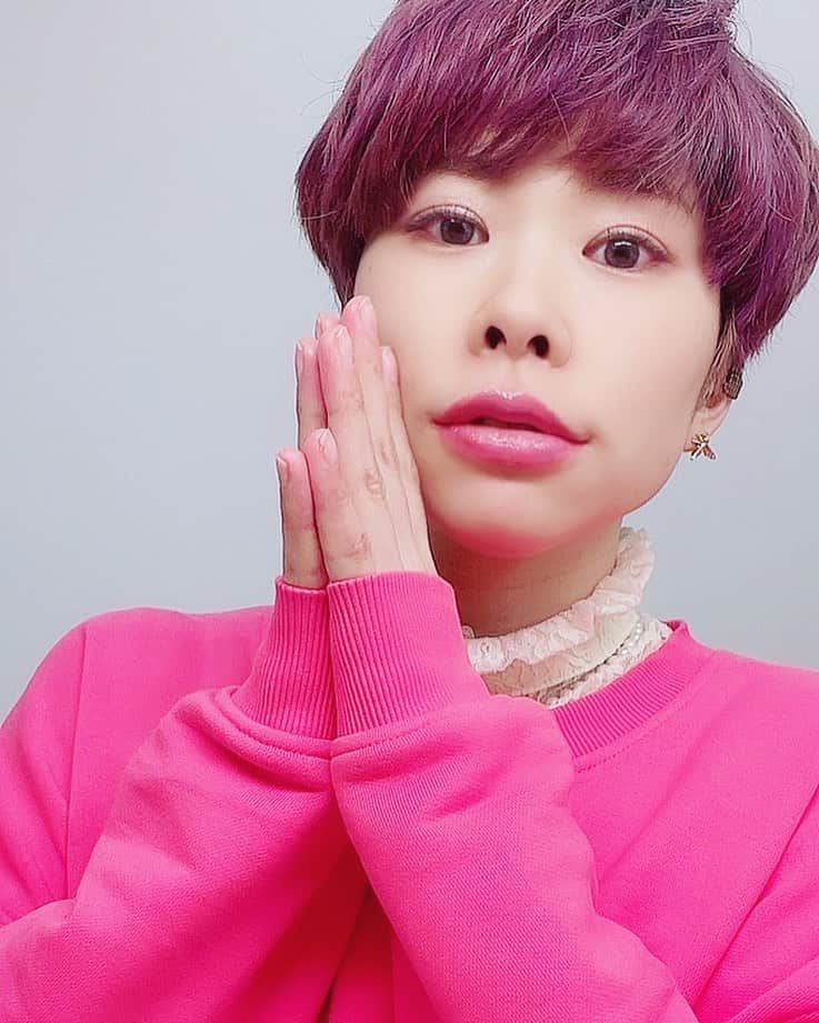 ichigoのインスタグラム：「あらっ 投稿であけおめ言ってませんねわたし🙃笑  あけましておめでとうございます☀️  結局、届けたいもの伝えたいことただやりたいこと色々湧いてきて 大人しく産休なんて出来そうにない2021年、すでにたくさん歌ってるよ〜 （しかもなんか妙に調子いいんだよ〜ふしぎ🙃笑）  まだまだ先の見えない辛さはありますが 必ずくるはずの、みんなと会う日に向けてichigoなりに精進してまいりますので みんなも挫けず、おうち時間を少しでも楽しみながら生き抜いていてほしいです。  どんな時も、音楽は光です。  今年も、よろしくね☻」