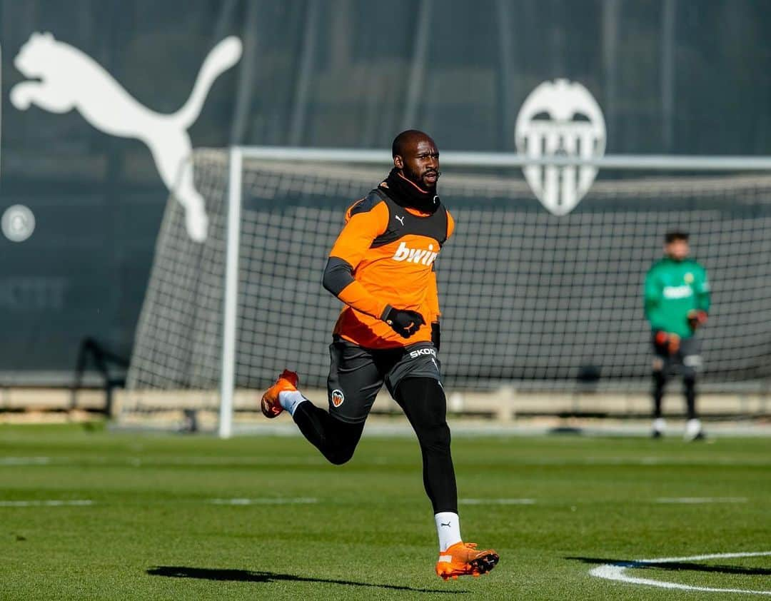 エリアカン・マンガラのインスタグラム：「Focus on #CopaDelRey 🦇   #training #copa #preparation #valencia #vcf #amunt #M4NG4L4」