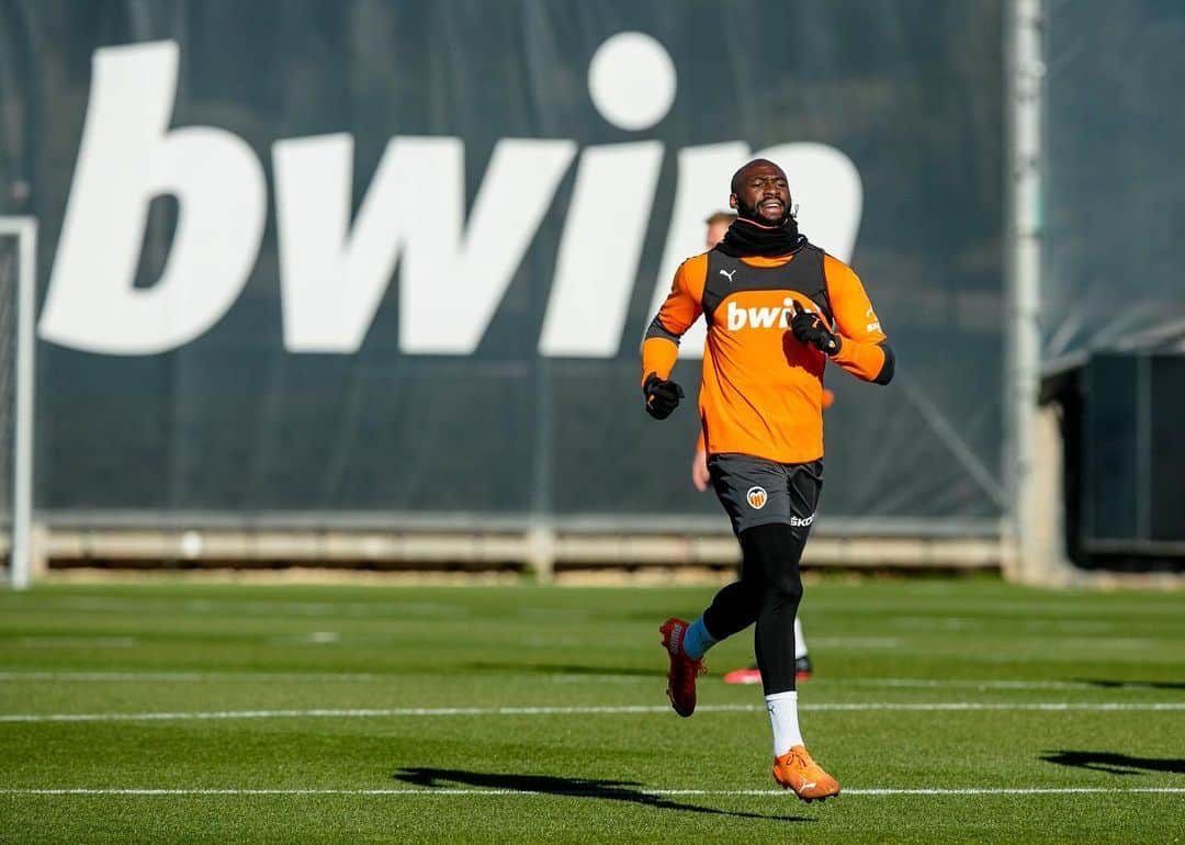 エリアカン・マンガラのインスタグラム：「Focus on #CopaDelRey 🦇   #training #copa #preparation #valencia #vcf #amunt #M4NG4L4」