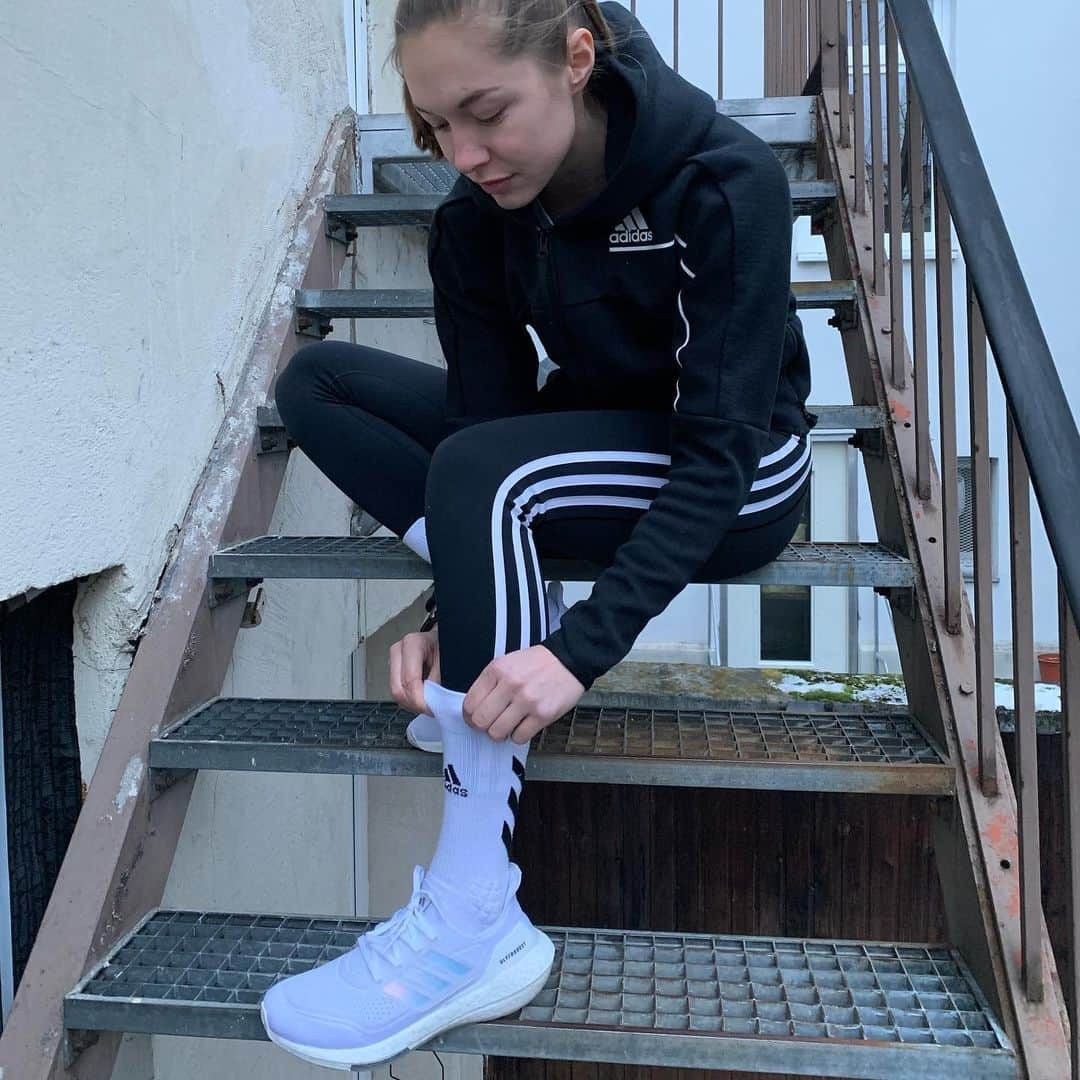 ジーナ・ルケンケムペルさんのインスタグラム写真 - (ジーナ・ルケンケムペルInstagram)「Lace up and ready to go 💪🏼  @adidasrunning  #ultraboost21 #createdwithadidas #heretocreate」1月15日 1時10分 - ginalueckenkemper