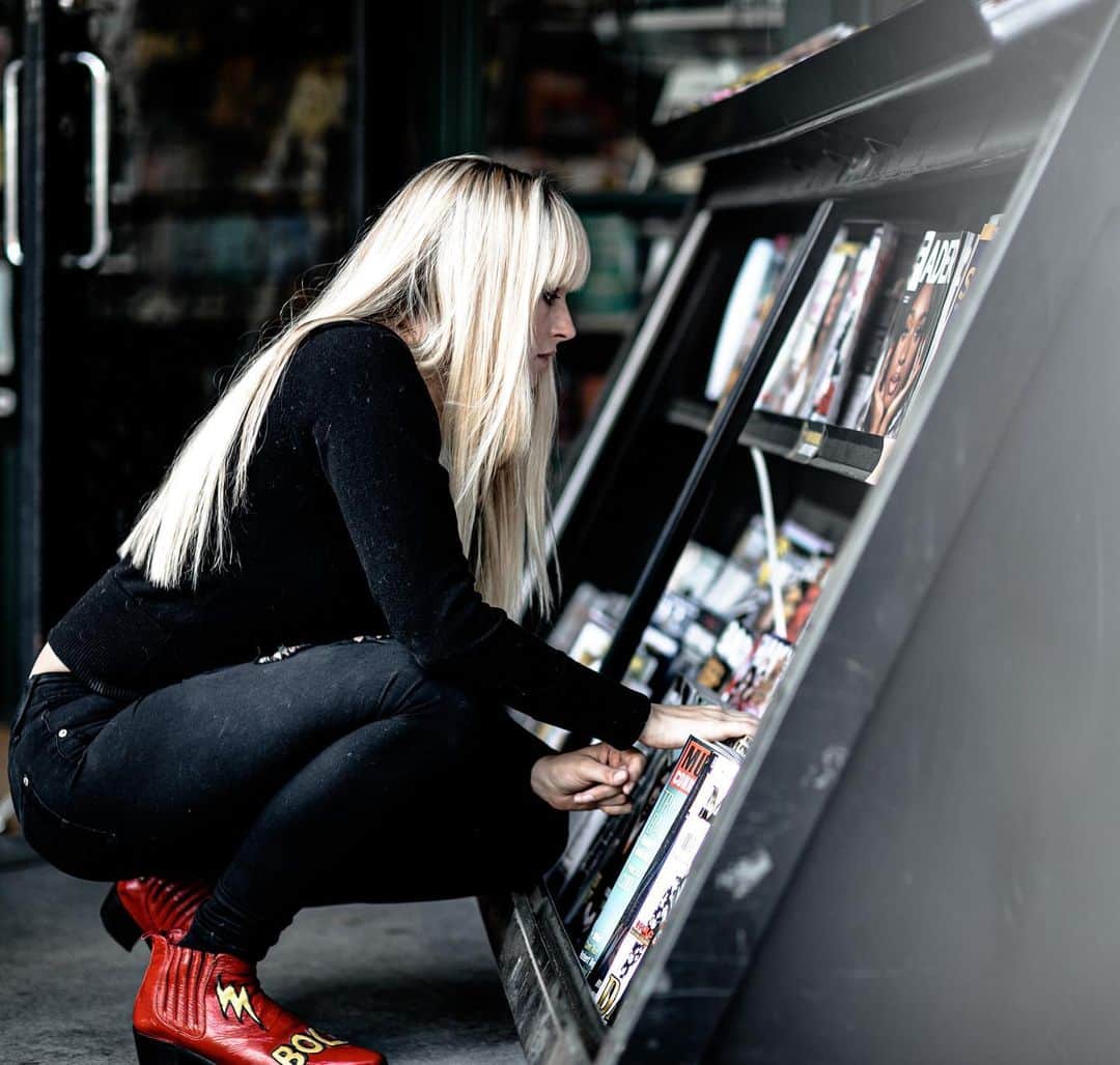 ジェネビーブ・モートンのインスタグラム：「Do you still buy magazines if so... which ones?」