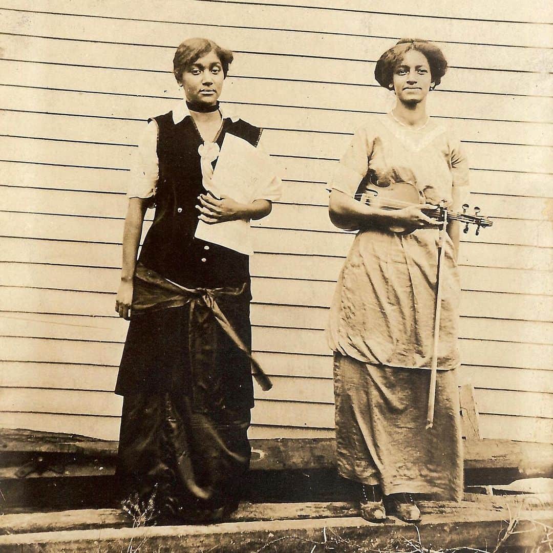 ニューヨーク近代美術館のインスタグラム：「For over 25 years, writer John Jeremiah Sullivan has scoured antique shops and eBay for vintage photographs, focusing on the early history of Black music in America at the turn of the century.  Sullivan shares his unique collection with #MoMAMagazine, reflecting on the overlooked and often unidentified people the photographs capture: originators of jazz and Blues, as well as the Pullman railroad porters who attended to passengers on sleeping-cars, stevedores playing dice on a Missouri wharf, jockeys in racing silks, carrying tack, and coal miners in the mountains of Appalachia.  “The images are all that is left,” he writes. “The images, and a particular message they seem to bring, that these lives mattered.”  Learn more about the photographs in our Story and at the link in our bio. #MoMACollection」