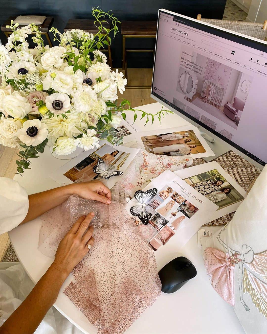 Monique Lhuillierのインスタグラム：「Design Meetings @potterybarnkids 🌸💖 #moniquelhuillier #mlxpbk」