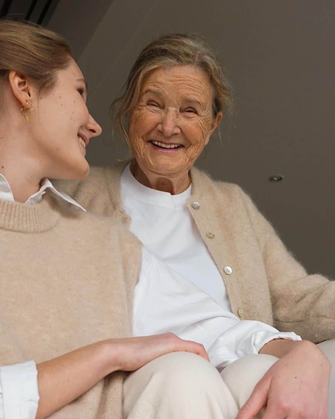 アメリカンビンテージのインスタグラム：「Matching family outfit🌟 Crafted for women & men, our collections declare a style that dresses all ages, looks and characters. Special thanks to Zoe the photographer and our team of Bon Marché Paris for sharing theses pictures of Zoe’s cousin and her grandma. Family first, always ❤️ 📸 @zouzoucette  . #americanvintage #fashion #womenswear」