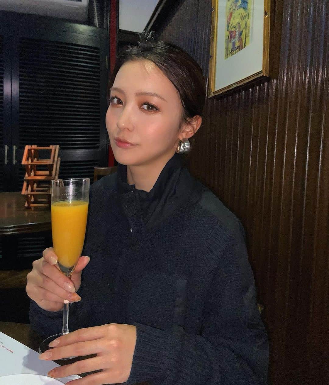 もえぴーのインスタグラム：「眉毛❕上手くかけた日ー🤍 おすましおすまし。笑  最近夜更かし&食欲が爆発してます…」