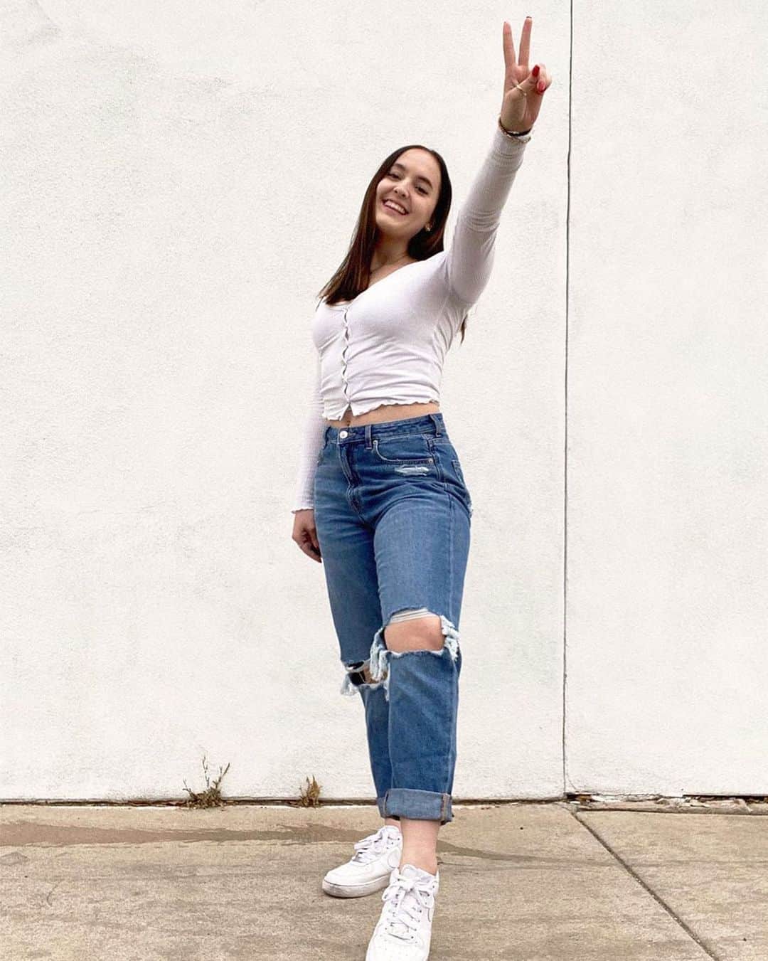 American Eagleのインスタグラム：「Plans for this year: More fun. More Mom Jeans. @v.h.michelle #myAEambassador」