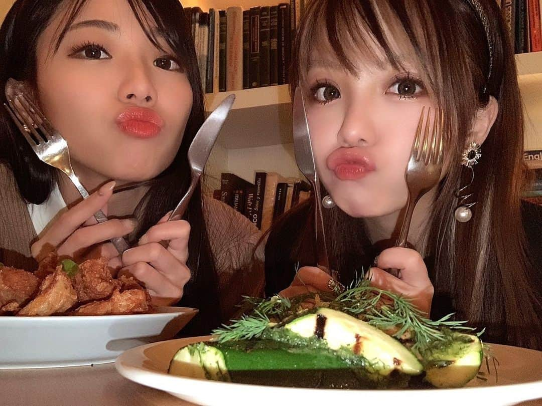 鈴木ふみ奈さんのインスタグラム写真 - (鈴木ふみ奈Instagram)「前にれーなちゃんとbills行った時の写真❤️ billsってパンケーキのイメージだと思うけど、ご飯系も美味しいんだよね🤤🍖  #田中れいな ちゃん #bills #パンケーキ #ふみログ #pancakes」1月15日 1時22分 - fuminasuzuki