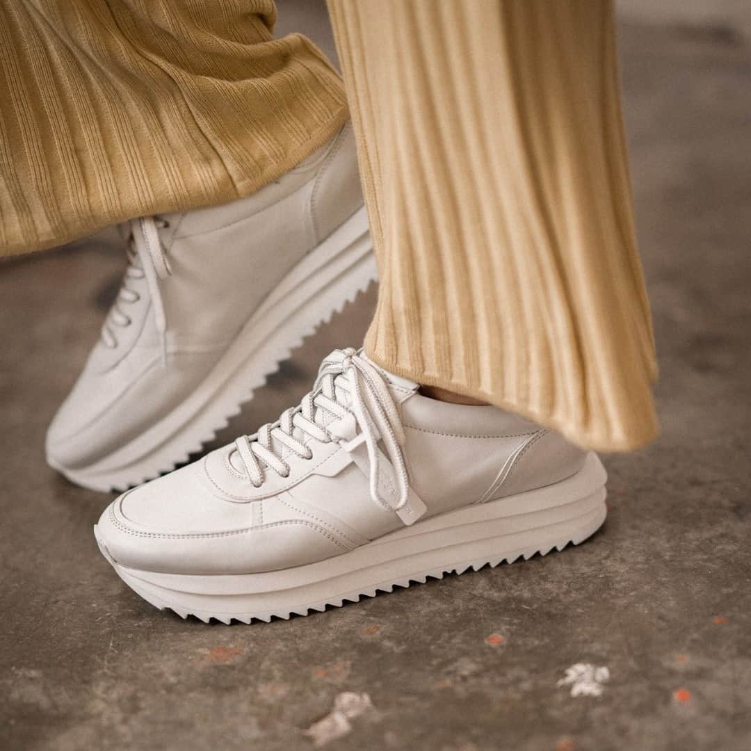 ケンネル&シュメンガーのインスタグラム：「all white JAZZ sneaker with perfectly layered sole. retro love. #kennelundschmenger #sustainable #madeingermany #premiumshoes #handmade #quality #springsummer」