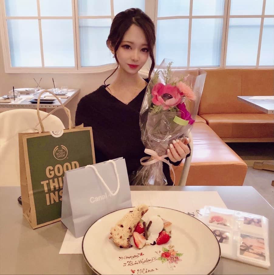 HINAのインスタグラム：「 My Birthday🐣💓✨🐣💓✨   みんな沢山のメッセージありがとう💌 会う機会も減って連絡もたまにしかとらなくなっても誕生日いつもLINEくれる友達の言葉に今年も涙涙でした。周りの人達の暖かさ感じながら 素敵な誕生日迎えられた🎁🙏   いつも今の自分がいるのはどんなときも支えてくれる家族友達周りの人がいるおかげ。これから先も色んな人や環境と出逢っていくだろうけどなかなか会えなくても離れていても大切なものはずっと私の中で変わらず、大事なのはどこに居ても心の距離が変わらないこと。    良い時も上手くいかない時も色んなことがあるけど 乗り越えた壁はいつか自分を守る盾になるから たくさんの経験しながら、からだはちっさいけど心はより大きく成長する1年にしたい🐥👍🏻  これからもよろしくお願いします😘   #mybirthday #birthdaypresent #birthdaysurprise #thanks #love #誕生日 #january12th #23yearsold 」