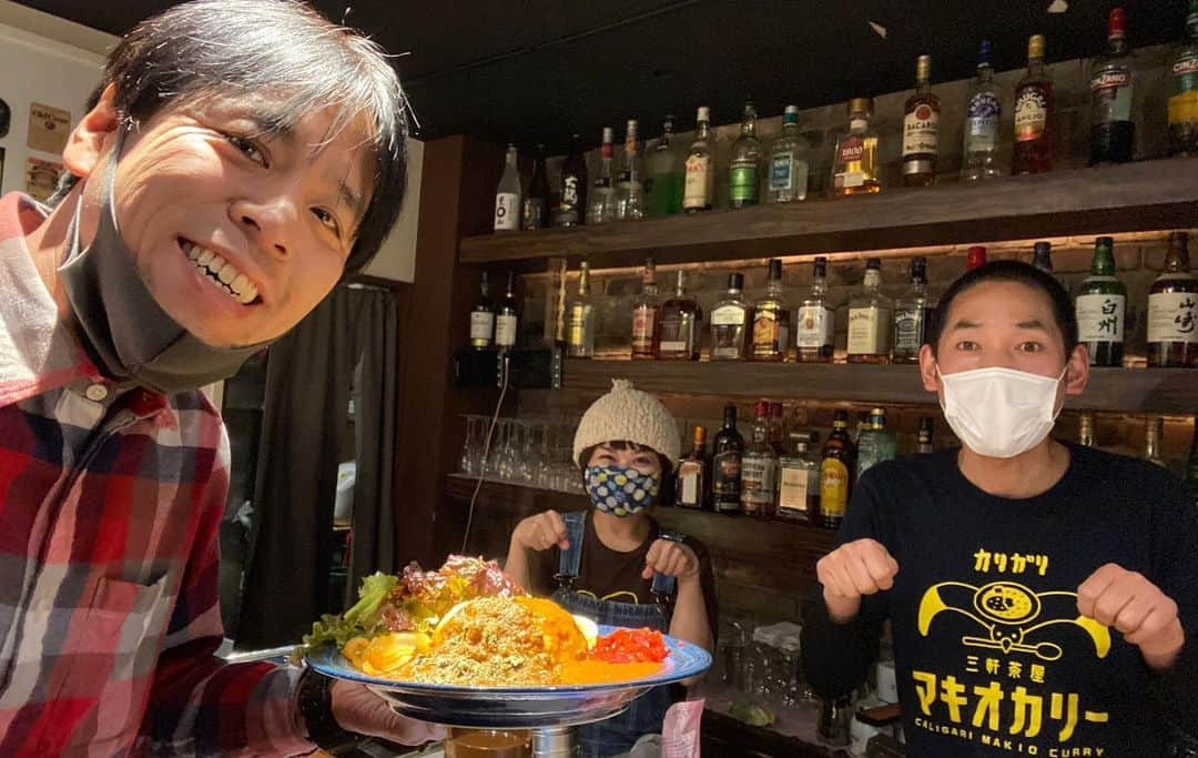 藤井ペイジのインスタグラム：「昨日面白かったのは、またカリガリマキオカリー新宿店に行ったら、店長のしろうがRadiotalkでその事を話してくれたけど、大事なオチ部分でゴリゴリ噛んでたこと。トマト！  あと女優の大川原歩さんがいたよ。「タイトル拒絶」観ました！ #カリガリマキオカリー #エルシャラカーニ #大川原歩」