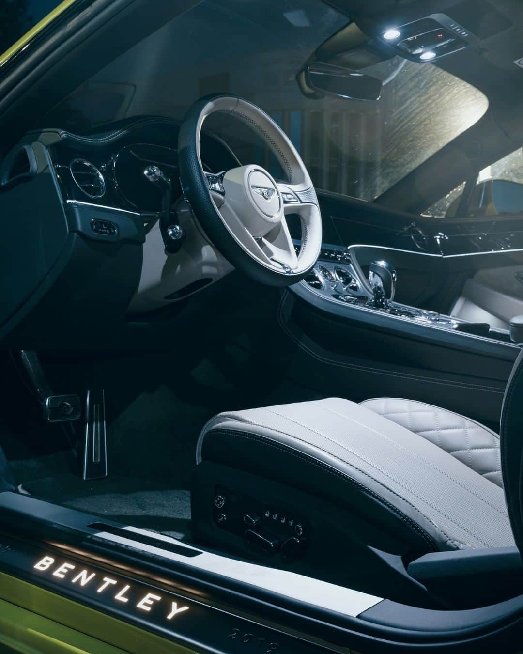 ベントレーさんのインスタグラム写真 - (ベントレーInstagram)「Impossible to contain your excitement. The #ContinentalGT. #WorldOfBentley _ #Bentley Continental GT WLTP drive cycle: combined fuel consumption: 20.8 mpg (13.6 l/100 km), combined CO₂: 308 g/km. Photo by @arnoldasivanauskas」1月15日 1時30分 - bentleymotors