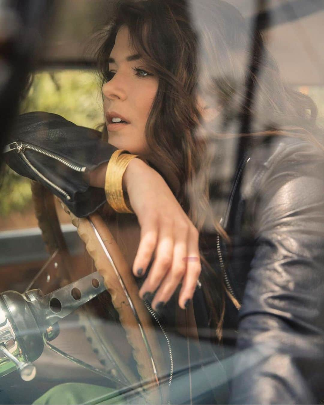 マリー・アヴゲロプロスのインスタグラム：「#TBT to all kinds of things , especially good hair days. Oh, and 1968 Ford Broncos.  . . . . .  📸@shannafisher Hair & Bronco by: @michaelduenas Makeup: @alishahairmakeup #fordbronco」