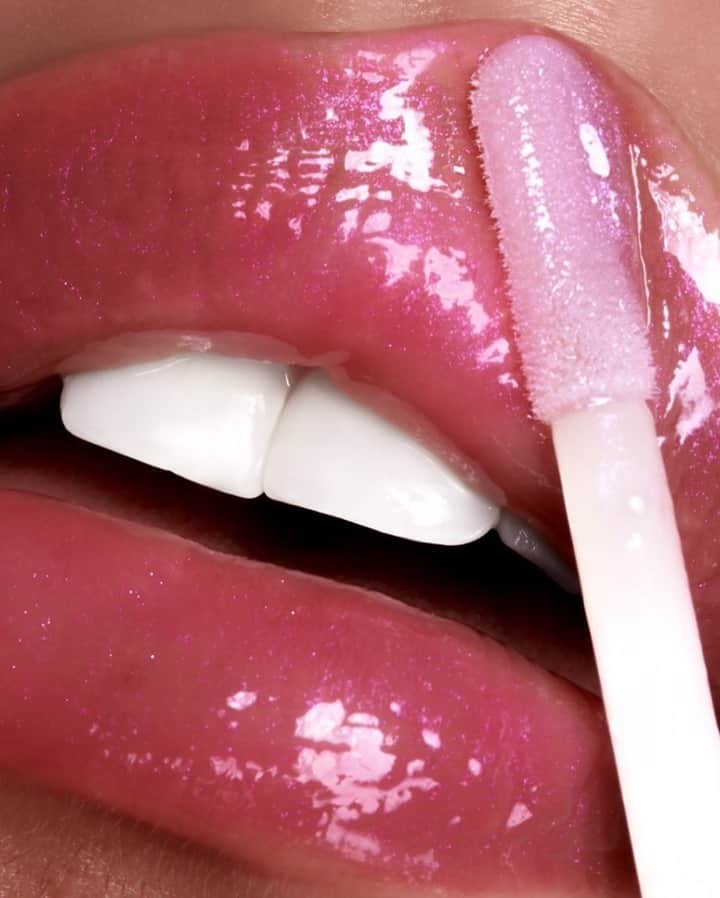 Too Facedのインスタグラム：「Extra juicy 💦 @rebellebeautyx takes her pout to the MAX with our Lip Injection Maximum Plump! #regram #toofaced」