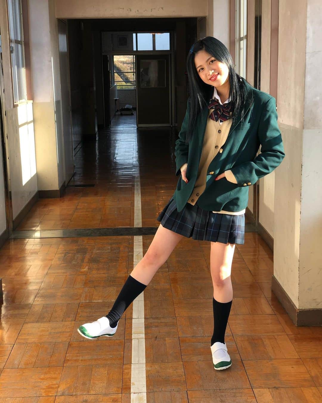 林優菜のインスタグラム：「. . . #あな犯 の制服！ かわいいよな〜憎い . 1話映ってました✌🏻 見つけてくれた人ありがとう〜 . 髪長いの懐かしいな、、 . . . #あなた犯人じゃありません #あな犯 #制服 #JK #女子高生 #ノーマルカメラ #ポートレート」