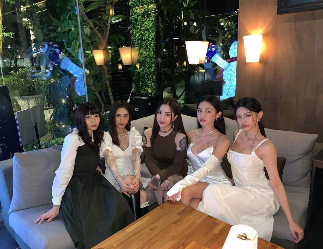 Abby Chenのインスタグラム：「今天還在過生日 謝謝寶貝們👼🤍 2014-2021 櫻桃幫七年了🍒 愛妳們  #birthdaygirl #happy30」