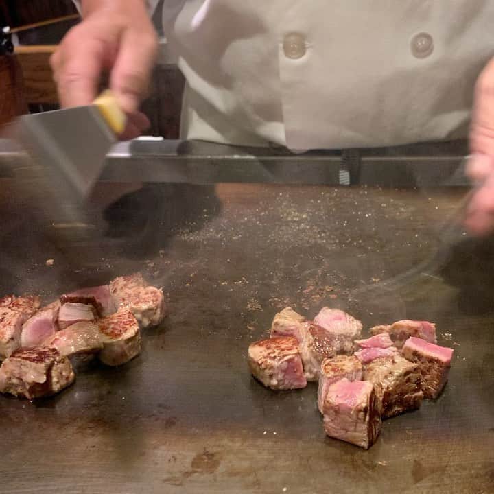 のインスタグラム：「1月13日　玲子さんのご主人の命日に‥  愛する人を亡くした悲しみはそう簡単に消えることはありません。 いつもいつも泣いている訳ではありませんが、 元気そうに見えてもピエロにように頑張っているのです。(個人差はありますが‥)  グリークワークの先輩としては、声にならない声が聞こえ、見えない表情を感じる。 私はそばに寄り添うだけ‥  喜ぶ者といっしょに喜び、泣く者といっしょに泣きなさい。(ローマ12:15) Be happy with those who are happy, weep with those who weep.(Romans12:15)TEV  ベテラン中川シェフの優しい手さばき“あっぱれ”でした。  #命日　#サントリー #ハワイ暮らし　＃グリーフワーク　#グリーフケア」
