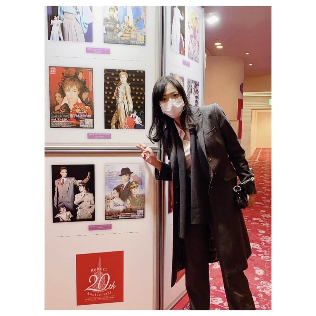 大和悠河さんのインスタグラム写真 - (大和悠河Instagram)「東京宝塚劇場宙組公演『アナスタシア』観劇の時、案内してくれた劇場のお姉さんが 劇場2階に20周年の歴史が展示してあると教えてくださって、のぞいてみました。  劇場が新しくなってから公演された作品のチラシやポスターや写真が展示されていました。 懐かしいー😆 思わずTOP時代の写真の前で撮ってしまった😁 . . . #大和悠河　#yugayamato  #アナスタシア   #東京宝塚劇場  #宙組   #真風涼帆 #星風まどか #芹香斗亜 #桜木みなと  #宝塚 #東京宝塚劇場 #宙組  #宙組公演  #東京宝塚劇場公演  #宙組最高   #takarazukagrandtheater  #宝塚 #takarazuka  #tokyotakarazuka #cosmos  #takarazukacosmostopster  #takarazukacosmostroupe  #takarazukarevue #2021 #宝塚歌劇  #宝塚歌劇団  #takarazukarevuecompany  #tokyotakarazukatheater」1月15日 1時37分 - yugayamato