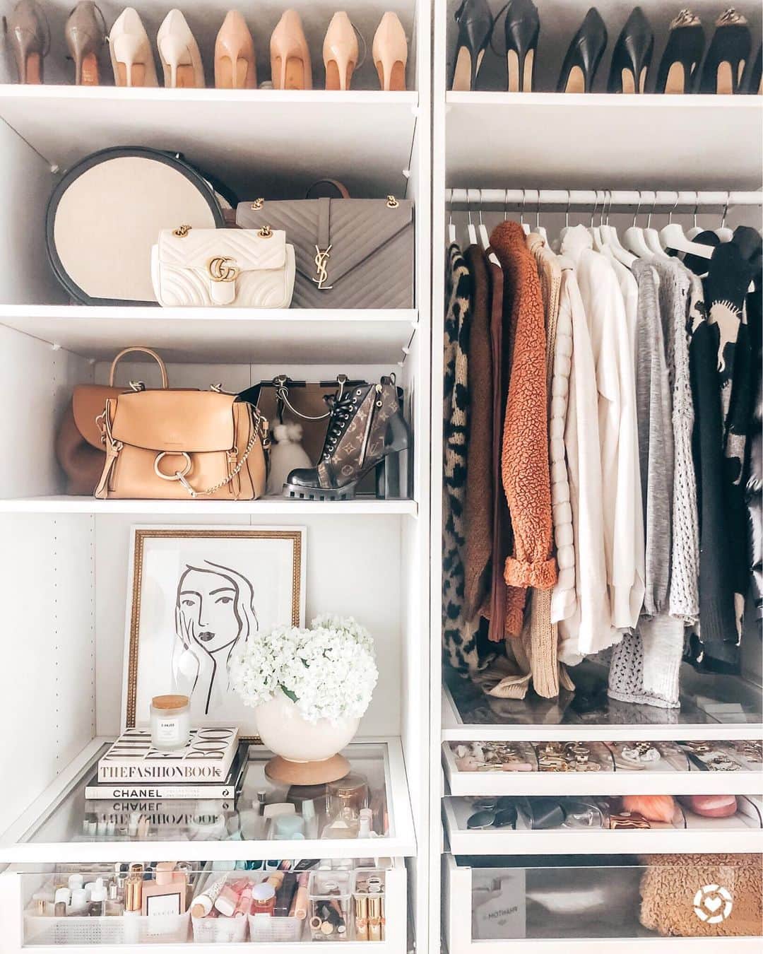 Stephanie Sterjovskiさんのインスタグラム写真 - (Stephanie SterjovskiInstagram)「Organized moments *photo dump* 👉 swipe through! Who else is on an organizing kick? Or have we spent too much time at home at this point that everything is basically organized already!? 🤪 Not me! I always need to purge, things get out of place (not a surprise with me, lol) and I love restyling for each season. My current project is my “cloffice” because we are making space for #babyjolly in there 😍 excited to take you guys along! Linked some of my organizational containers and faves here: http://liketk.it/35V7H @liketoknow.it #liketkit #StayHomeWithLTK #LTKhome #newyearorganization #cloffice #thehomeedit #organizedliving」1月15日 1時42分 - stephsjolly