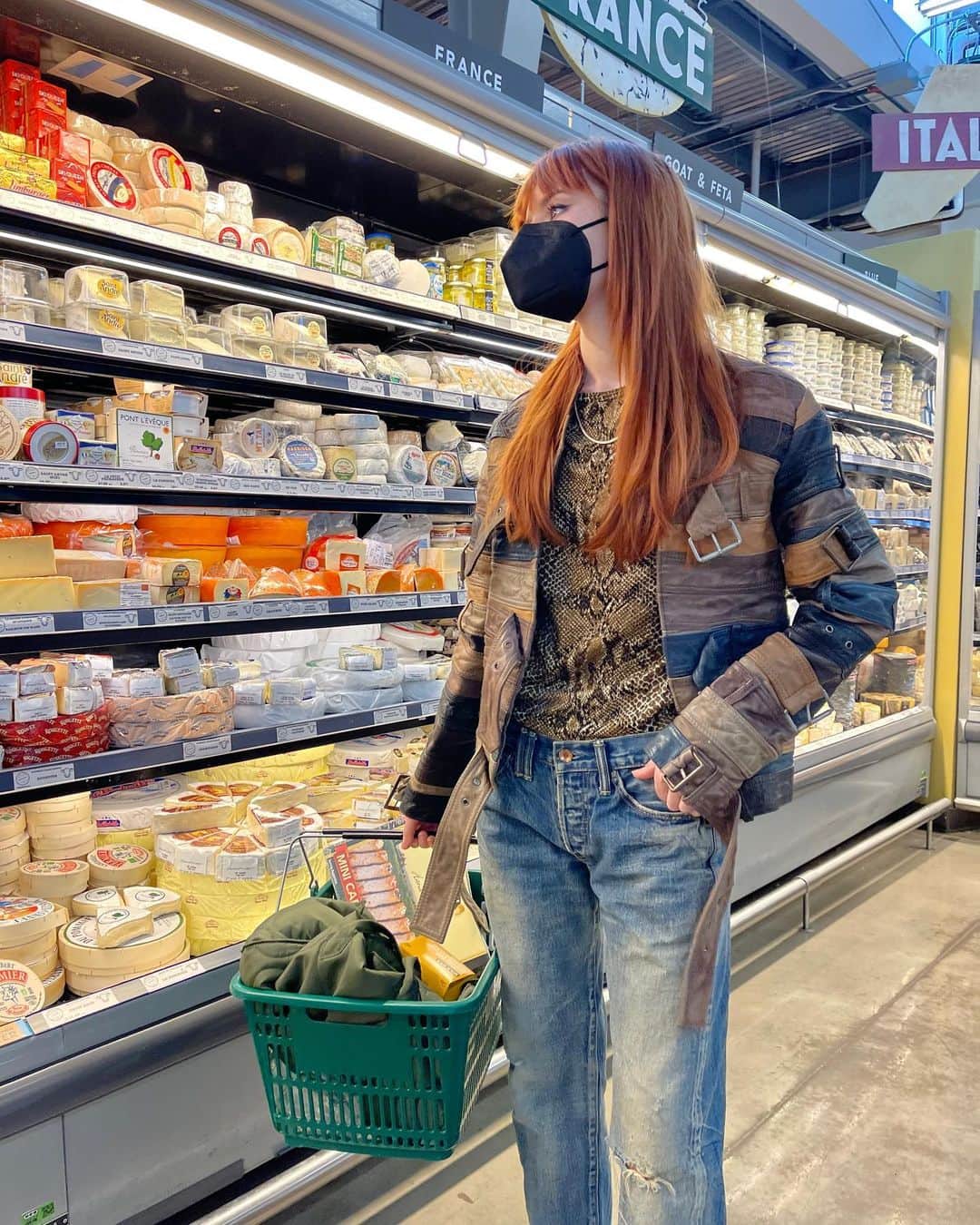 ジェーン・アルドリッジのインスタグラム：「Cheese cruising in @maisonmargiela for @hm buckle jacket replica 😎🧀🧀🧀」