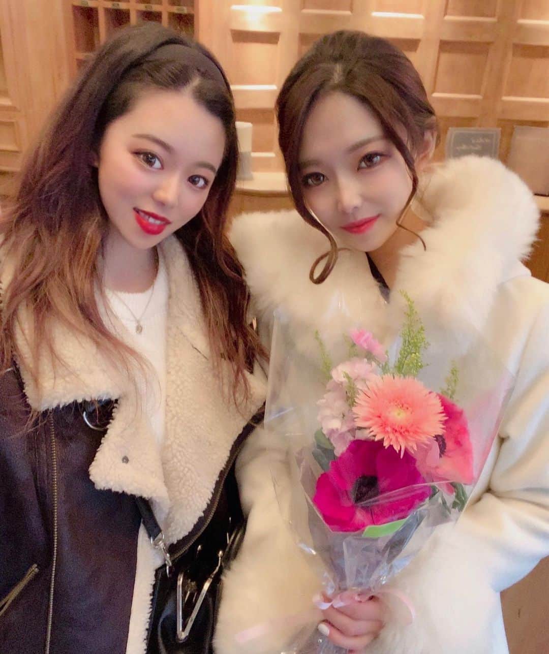 HINAのインスタグラム：「  特別な日を大好きな人と一緒に過ごせて 最高の誕生日でした🥀🤍 サプライズにプレゼント本当にありがとう🎁 沢山の思い出詰まったアルバムお家帰って何度もうるうるしながら見返した🎞🥺  姉妹のような家族みたいに大切な存在で こんなに素敵な親友を持てて幸せだよぅ🥲💓 出会えて良かった これからも隣に居させてね。 だいすき👱🏼‍♀️👱🏻‍♀️♡    そして、パパとママの子供に産まれて良かったと 年齢を重ねれば重ねるほどそう思う。 毎年欠かさず私が産まれた時間ピッタリにおめでとうのメッセージくれるママ。 世界で1番大好きな自慢のお母さん。 産んでくれてありがとう👶🏻🎂❤︎︎    #birthday #birthdaysurprise #birthdaygirl #happiness #birthdaypresent #birthdaycake #bff #loveforever #thankyou #birthdaylunch #twins #👯#誕生日 #🎂 #誕生日プレゼント #誕生日プレート #ありがとう #片割れ #ベスフレ #相方ちゃん  #23thbirthday #0112 #アルバム #花束 #birthdayplate #treasure #hotelemanon  」